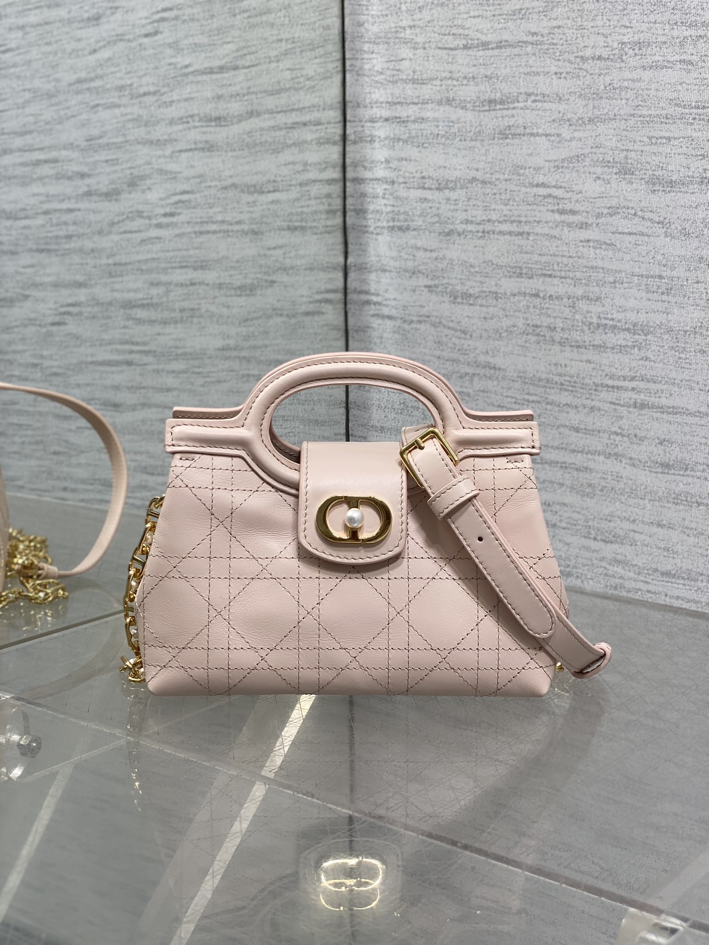 粉色平纹现货‼️Jolie ToP Handle 迷你链条包，对这种精致小包完全没有抵抗力✌️大包背着太