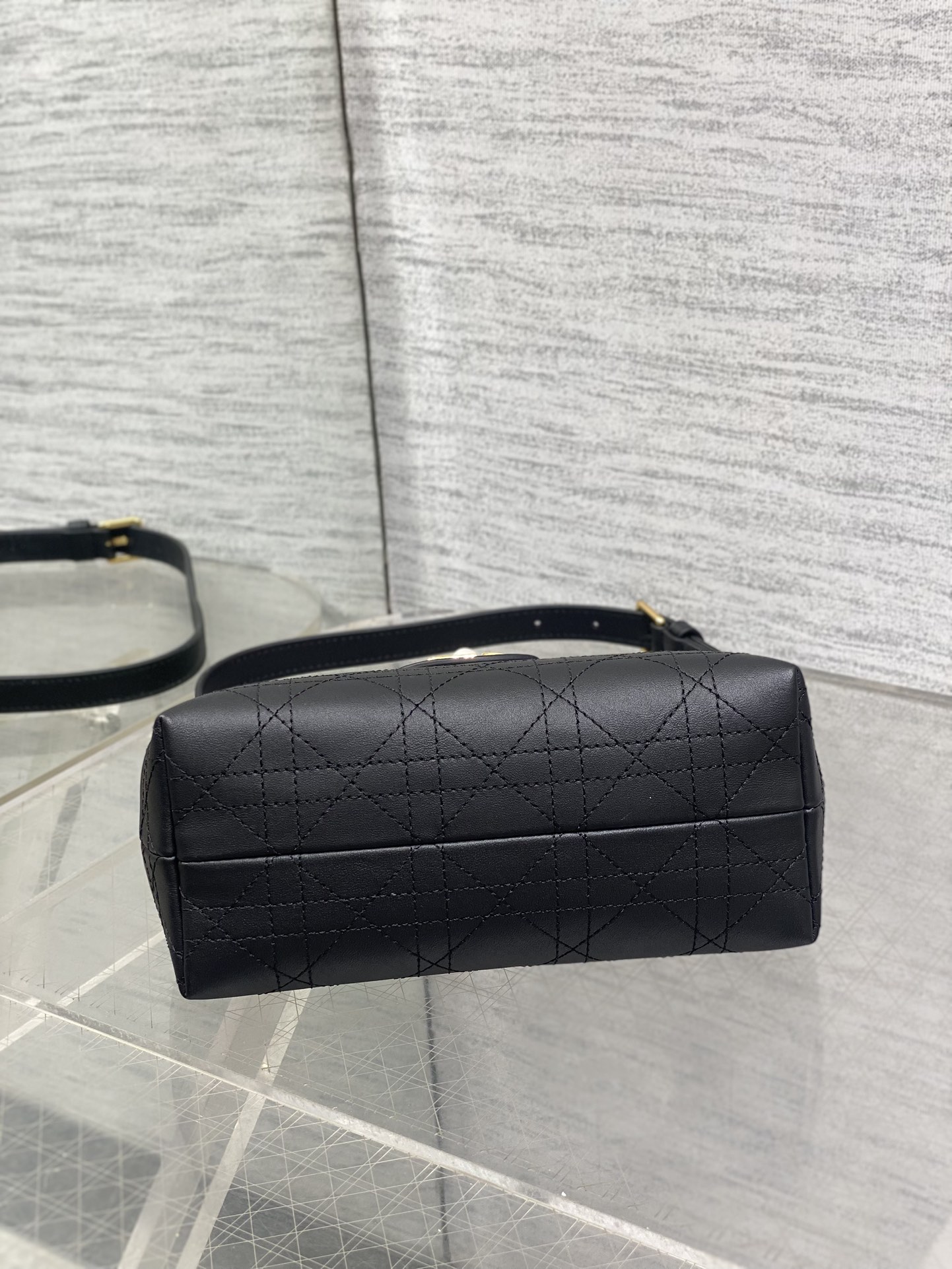 黑色平纹现货‼️Jolie ToP Handle 迷你链条包，对这种精致小包完全没有抵抗力✌️大包背着太