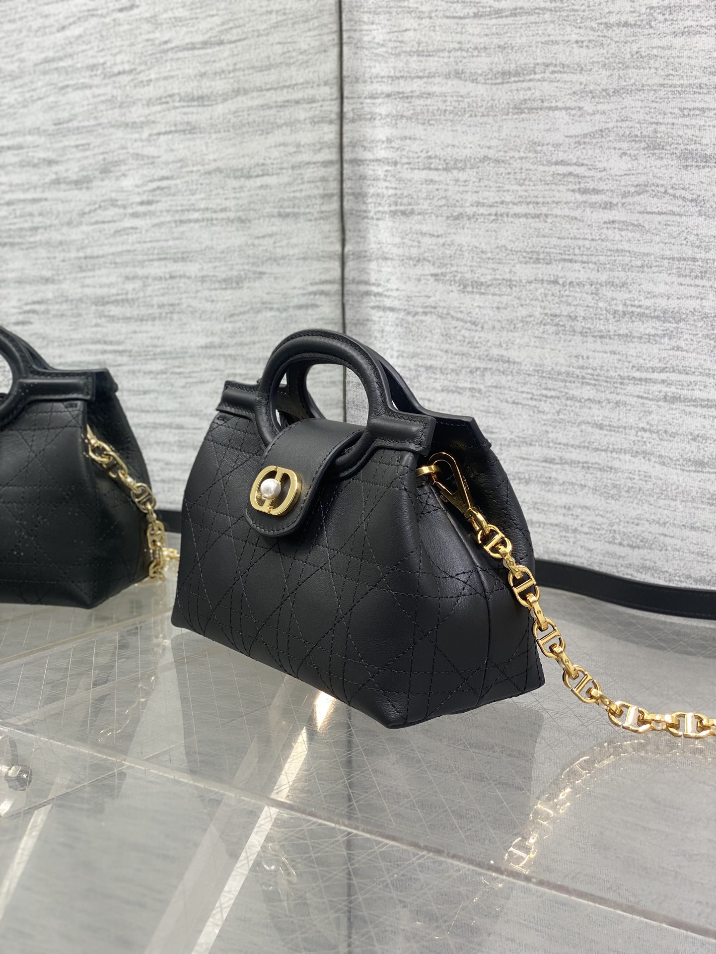 黑色平纹现货‼️Jolie ToP Handle 迷你链条包，对这种精致小包完全没有抵抗力✌️大包背着太