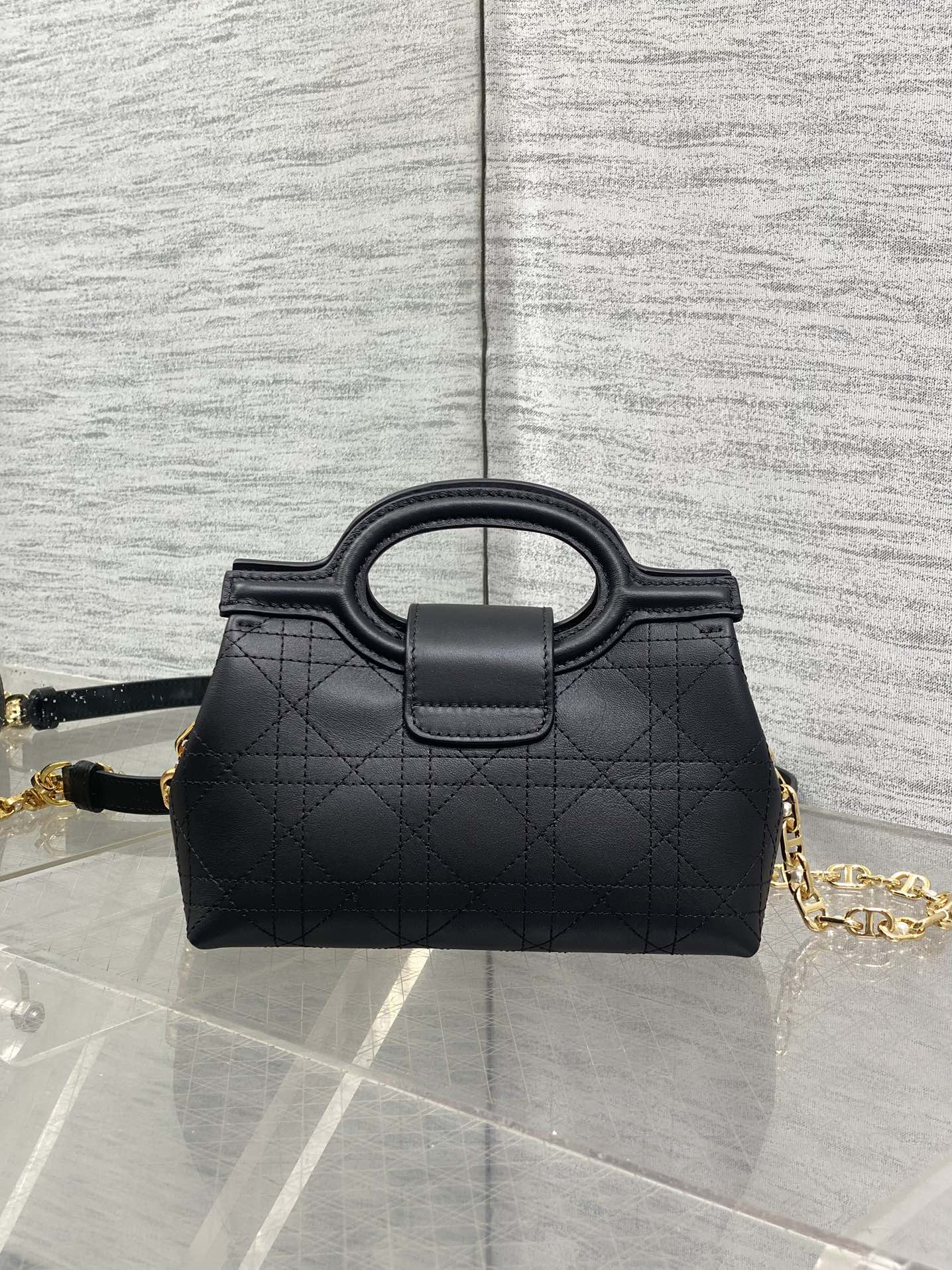 黑色平纹现货‼️Jolie ToP Handle 迷你链条包，对这种精致小包完全没有抵抗力✌️大包背着太