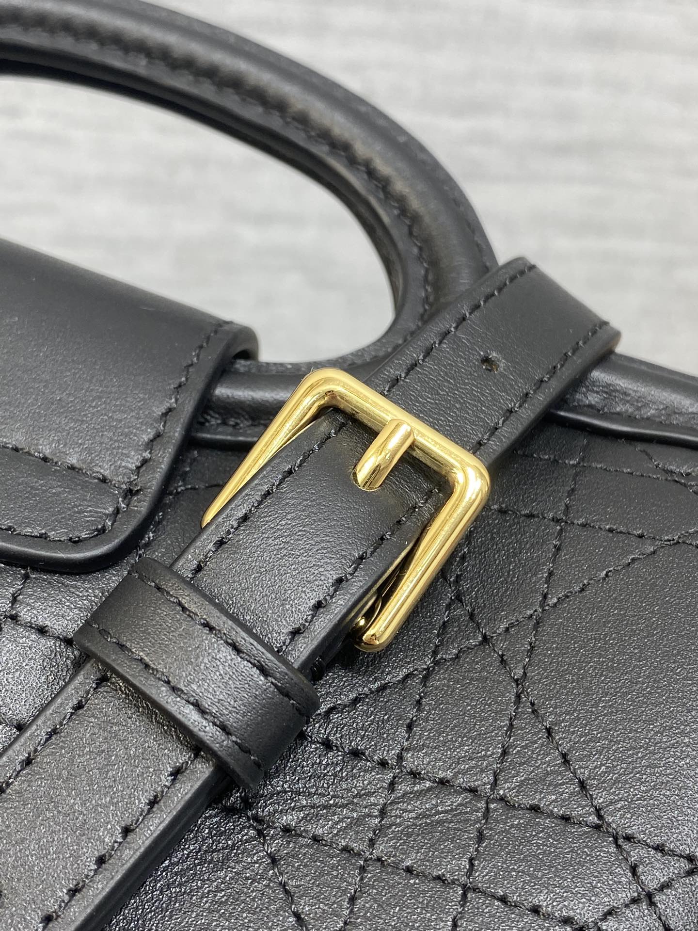 黑色平纹现货‼️Jolie ToP Handle 迷你链条包，对这种精致小包完全没有抵抗力✌️大包背着太