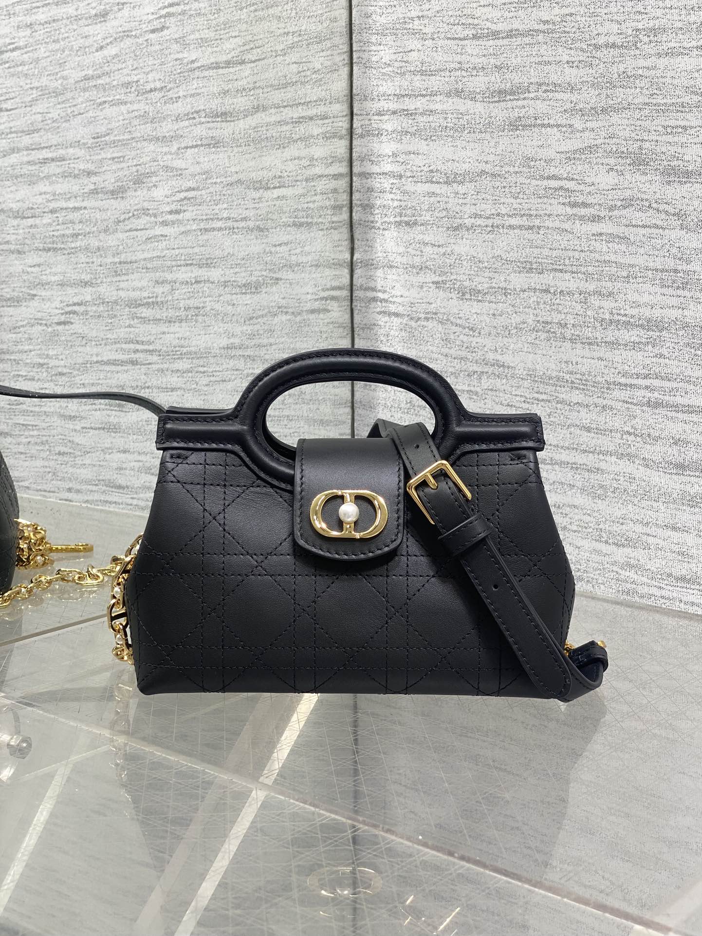 黑色平纹现货‼️Jolie ToP Handle 迷你链条包，对这种精致小包完全没有抵抗力✌️大包背着太