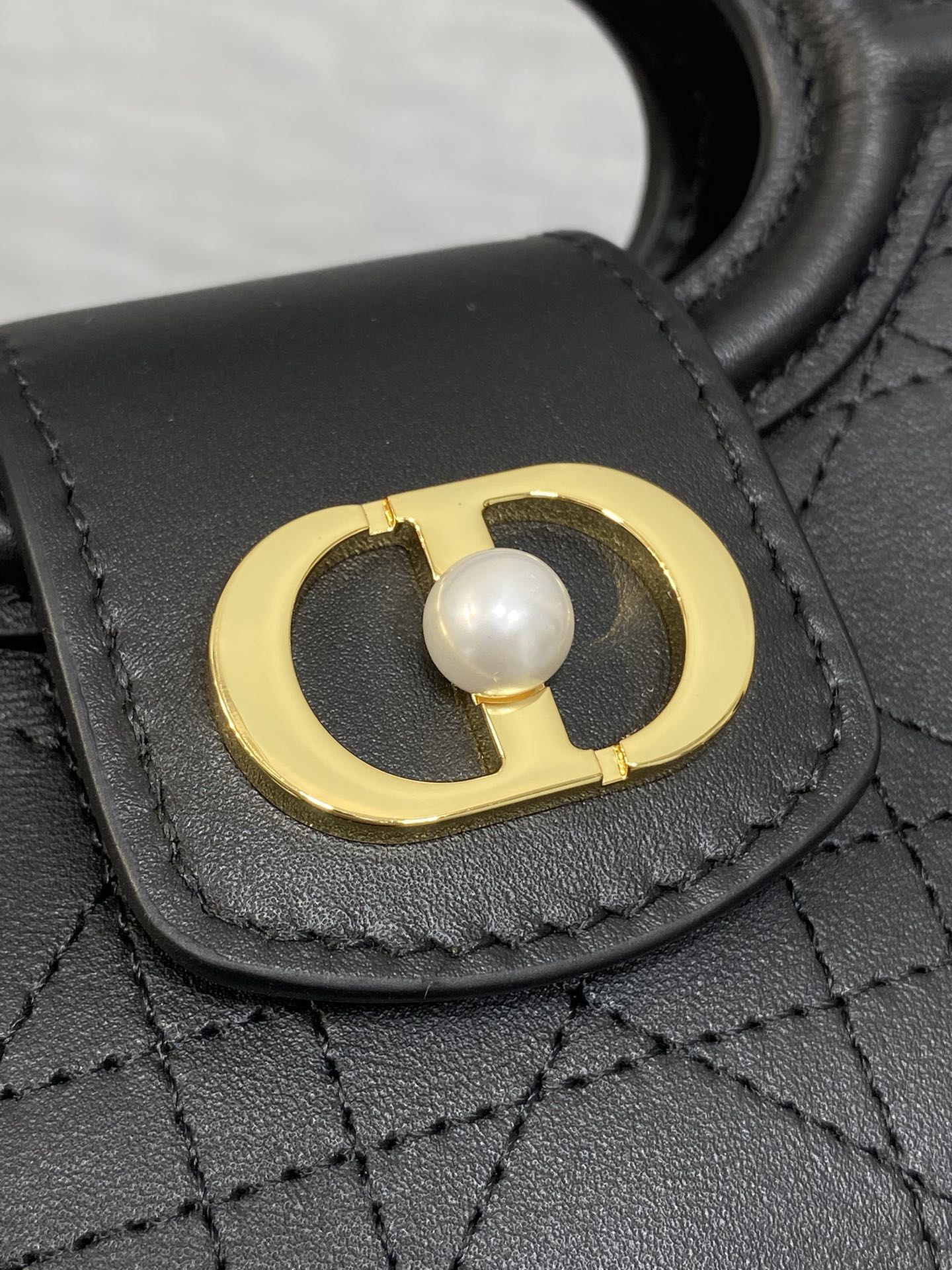 黑色平纹现货‼️Jolie ToP Handle 迷你链条包，对这种精致小包完全没有抵抗力✌️大包背着太