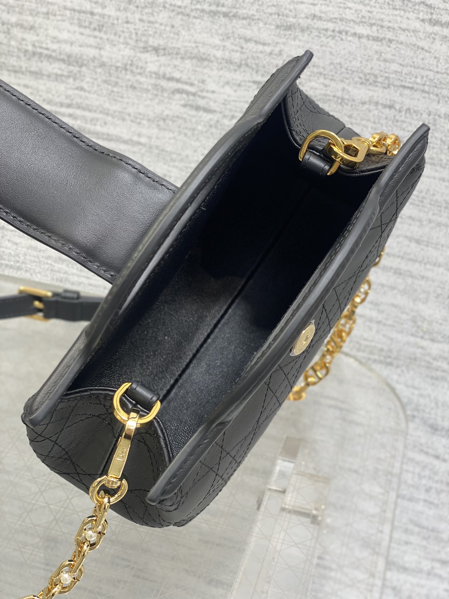 黑色平纹现货‼️Jolie ToP Handle 迷你链条包，对这种精致小包完全没有抵抗力✌️大包背着太