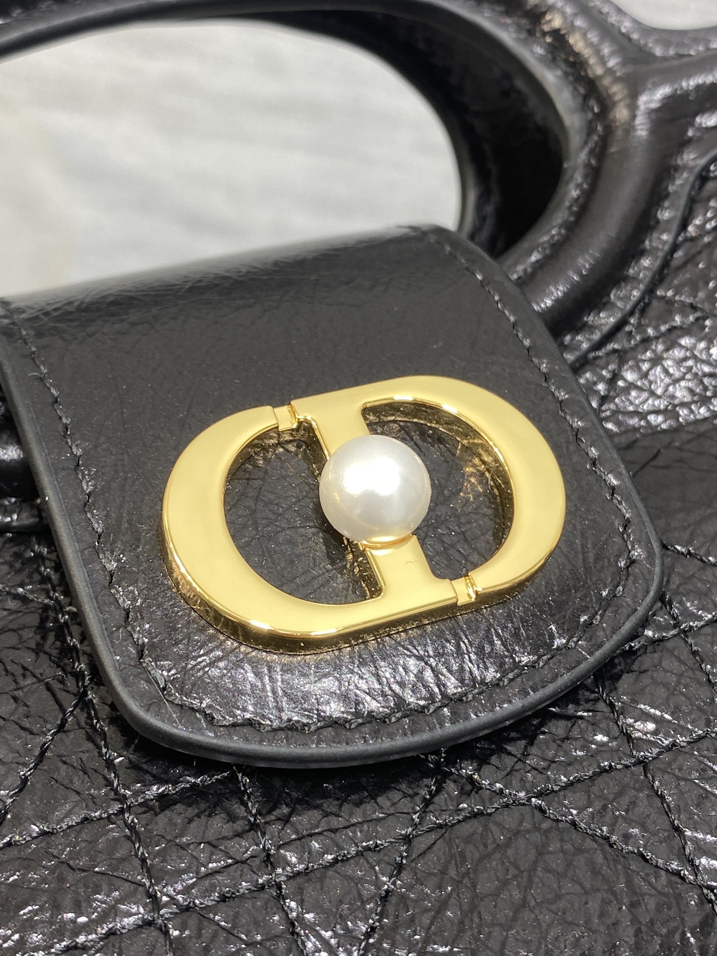 黑色油蜡皮现货‼️Jolie ToP Handle 迷你链条包，对这种精致小包完全没有抵抗力✌️大包背着