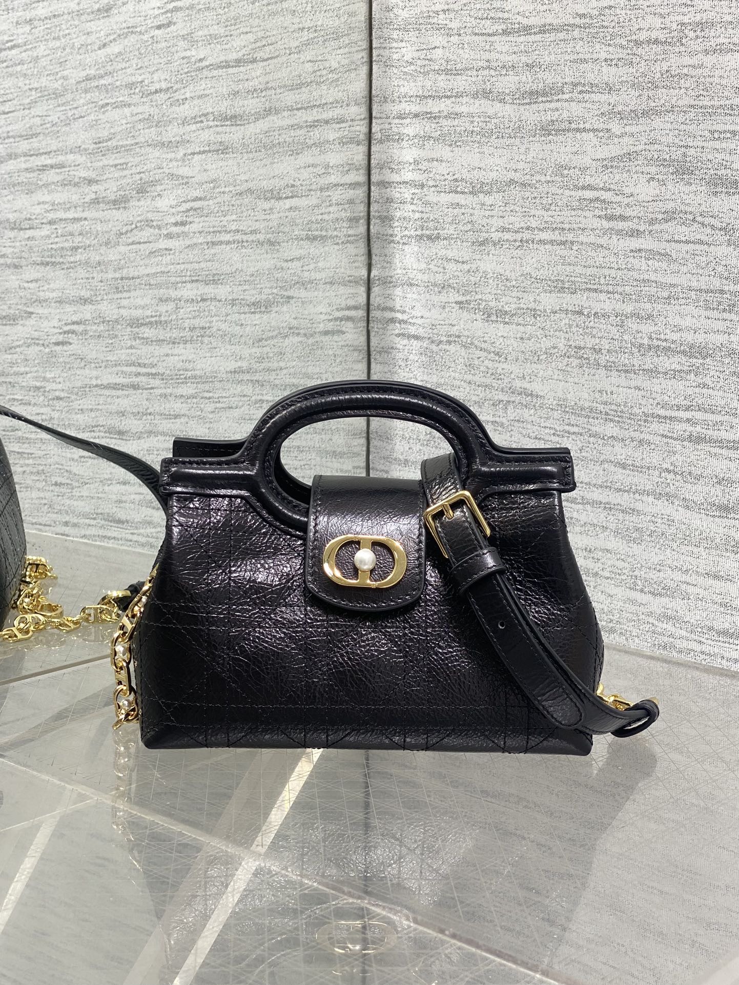 黑色油蜡皮现货‼️Jolie ToP Handle 迷你链条包，对这种精致小包完全没有抵抗力✌️大包背着