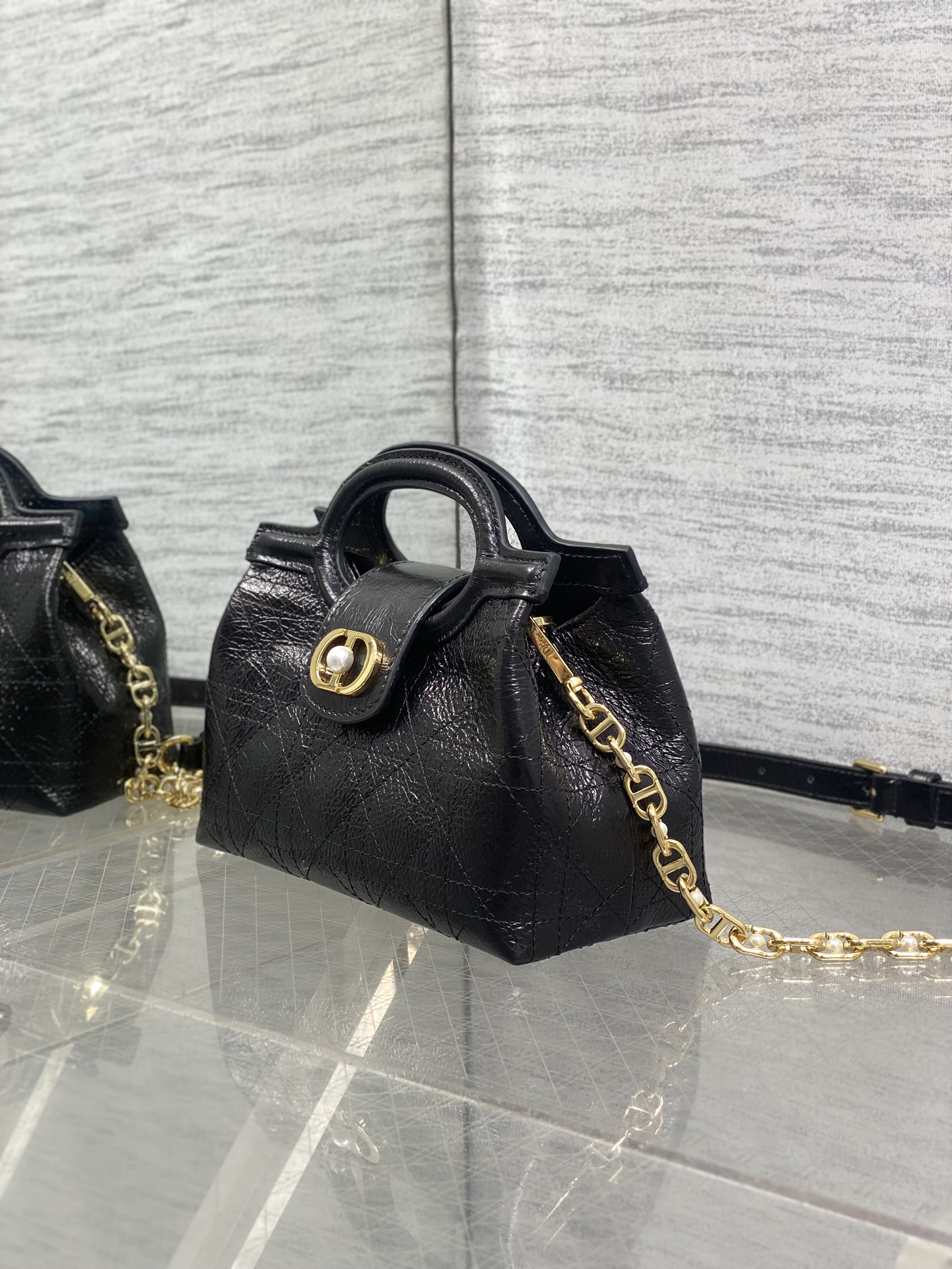 黑色油蜡皮现货‼️Jolie ToP Handle 迷你链条包，对这种精致小包完全没有抵抗力✌️大包背着