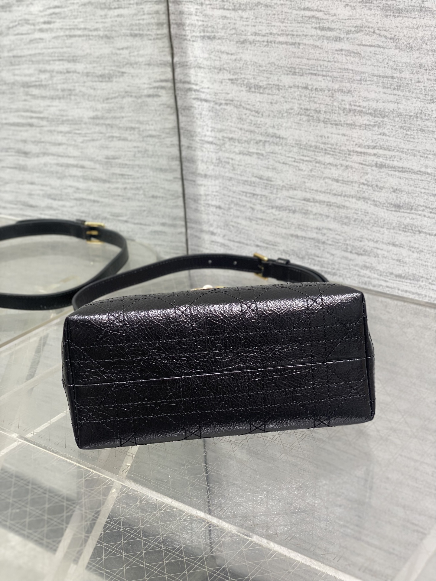 黑色油蜡皮现货‼️Jolie ToP Handle 迷你链条包，对这种精致小包完全没有抵抗力✌️大包背着