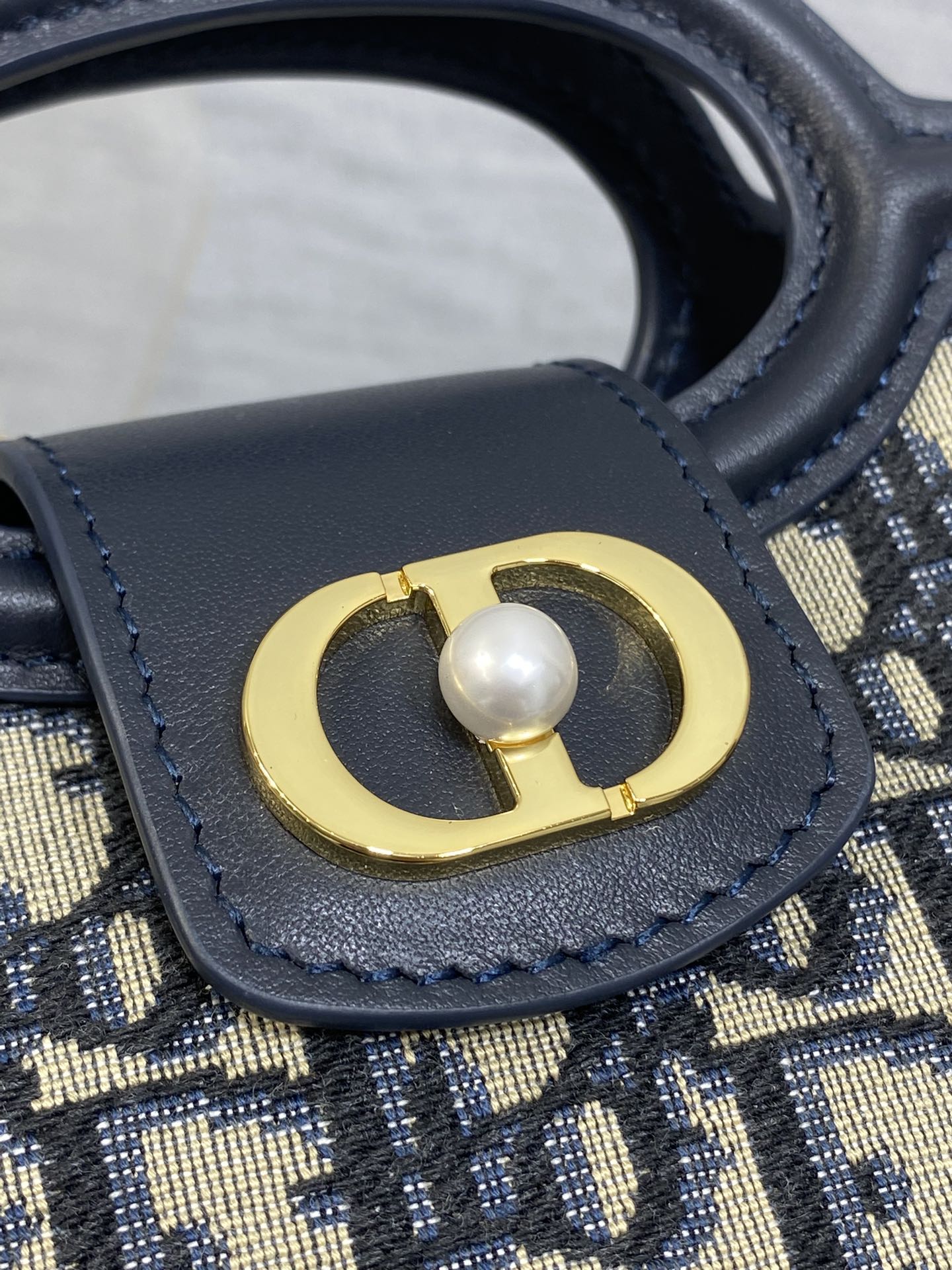 蓝布老花现货‼️Jolie ToP Handle 迷你链条包，对这种精致小包完全没有抵抗力✌️大包背着太