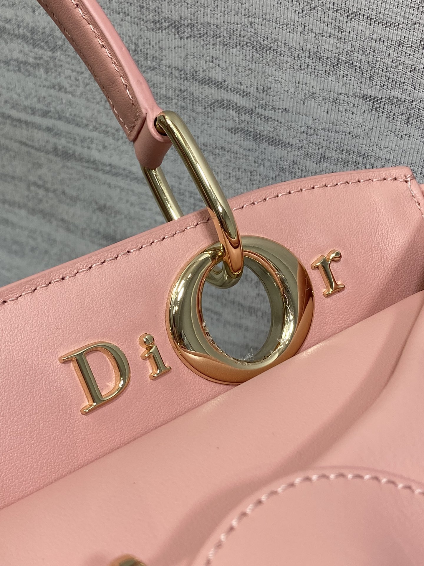Dior Dior2026最新蝴蝶结手提包 把“蝴蝶结”焊在系列里 蝴蝶结也不再是小女生的甜腻感