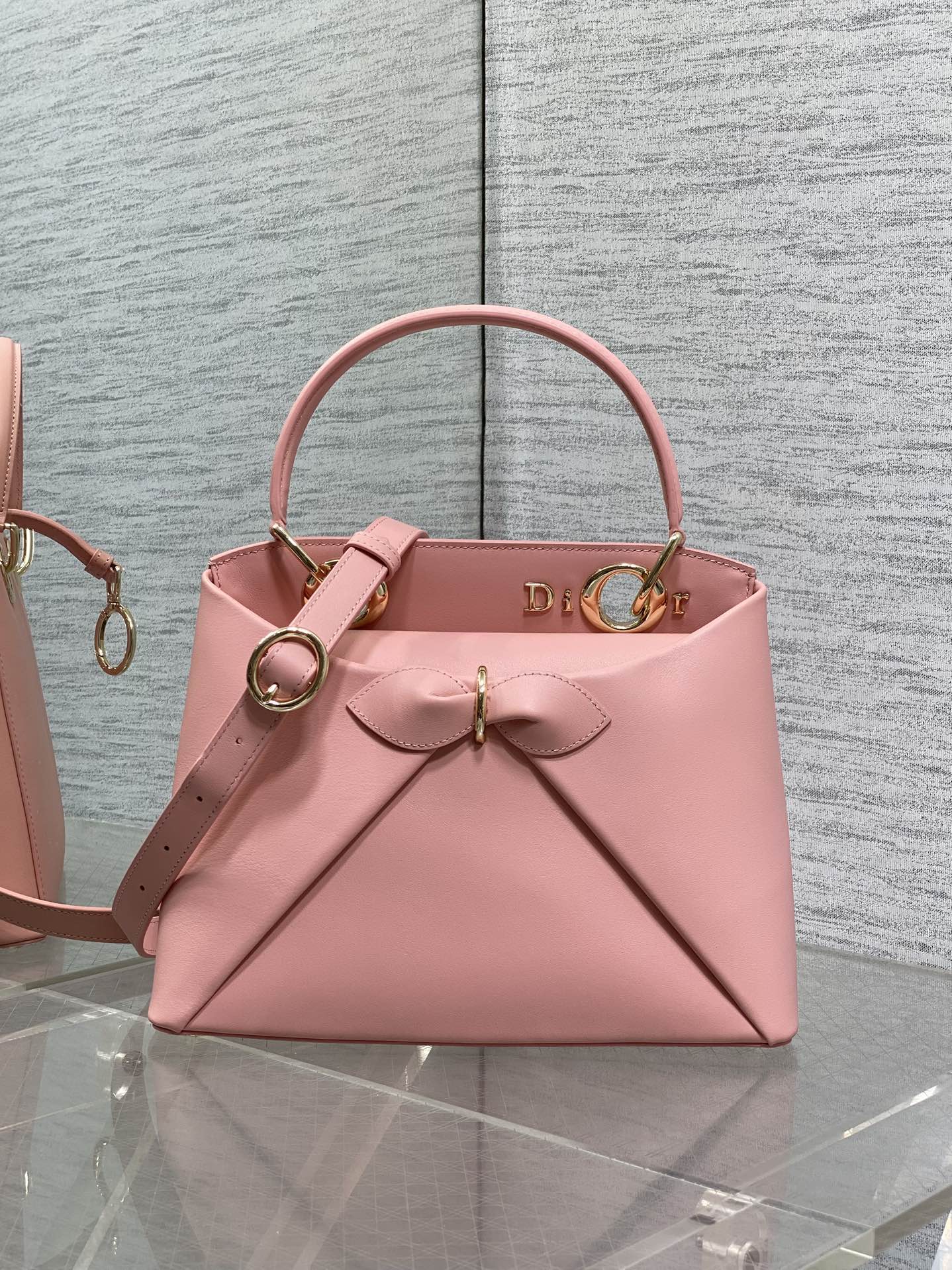 Dior Dior2026最新蝴蝶结手提包 把“蝴蝶结”焊在系列里 蝴蝶结也不再是小女生的甜腻感