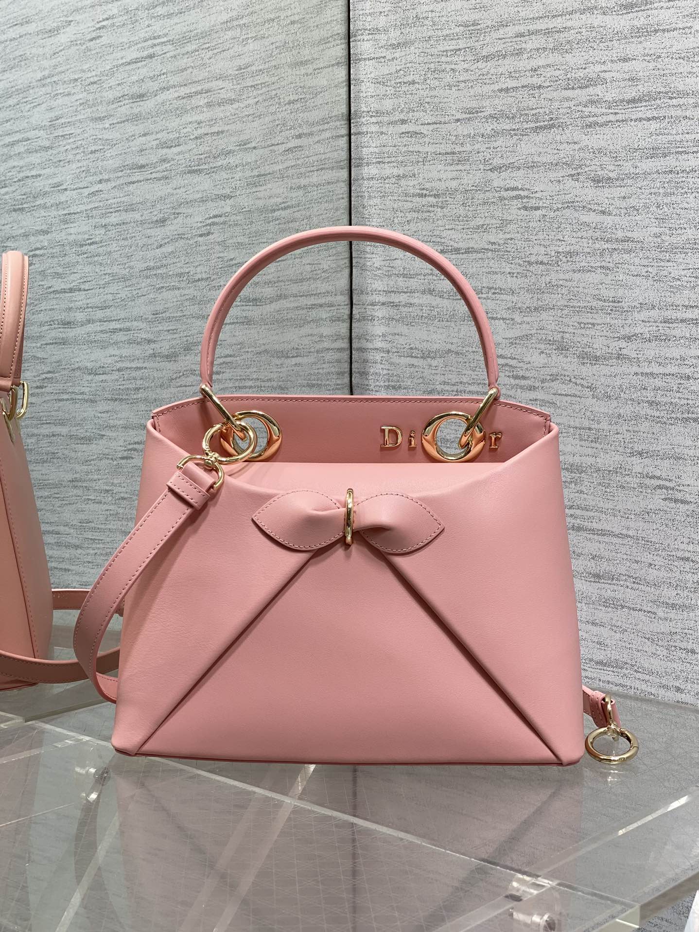 Dior Dior2026最新蝴蝶结手提包 把“蝴蝶结”焊在系列里 蝴蝶结也不再是小女生的甜腻感