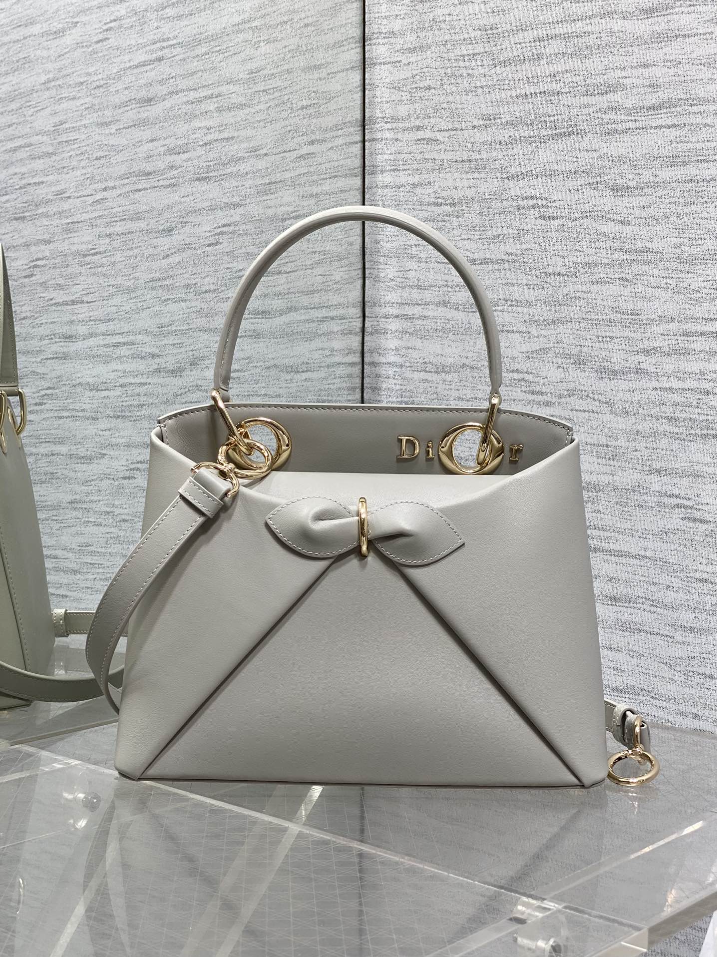 Dior Dior2026最新蝴蝶结手提包 把“蝴蝶结”焊在系列里 蝴蝶结也不再是小女生的甜腻感