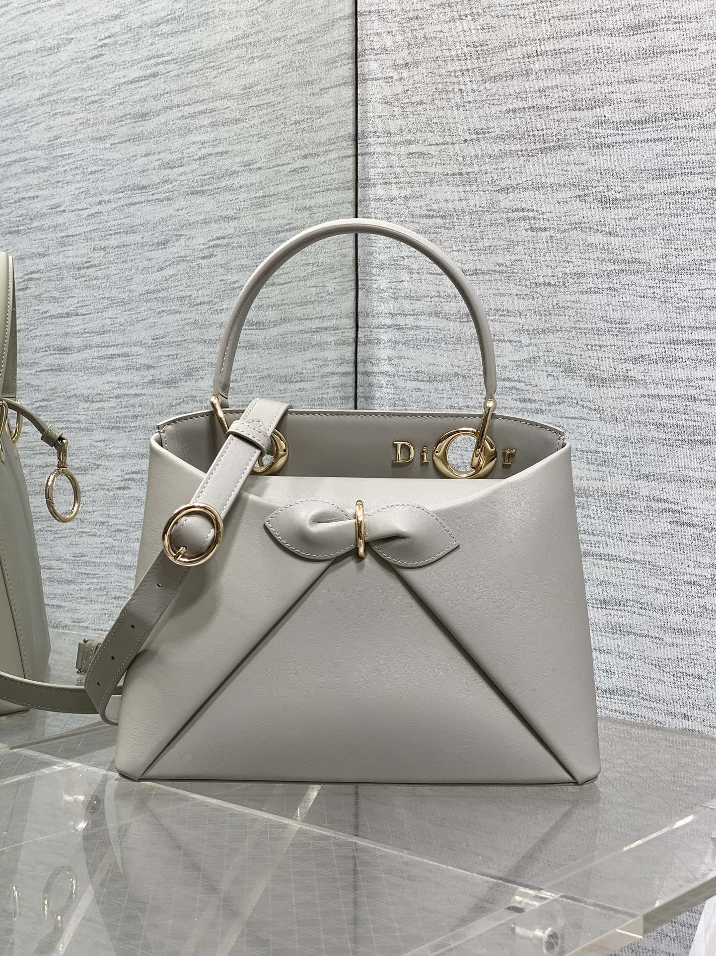 Dior Dior2026最新蝴蝶结手提包 把“蝴蝶结”焊在系列里 蝴蝶结也不再是小女生的甜腻感