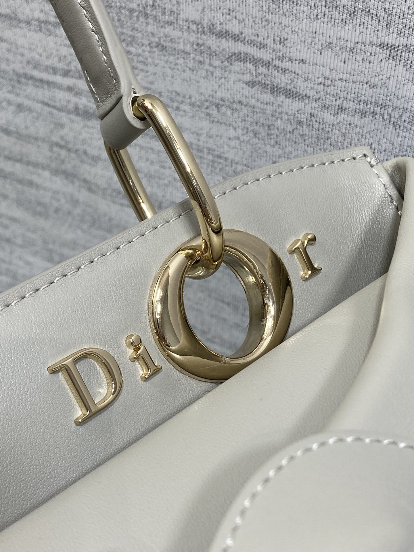 Dior Dior2026最新蝴蝶结手提包 把“蝴蝶结”焊在系列里 蝴蝶结也不再是小女生的甜腻感
