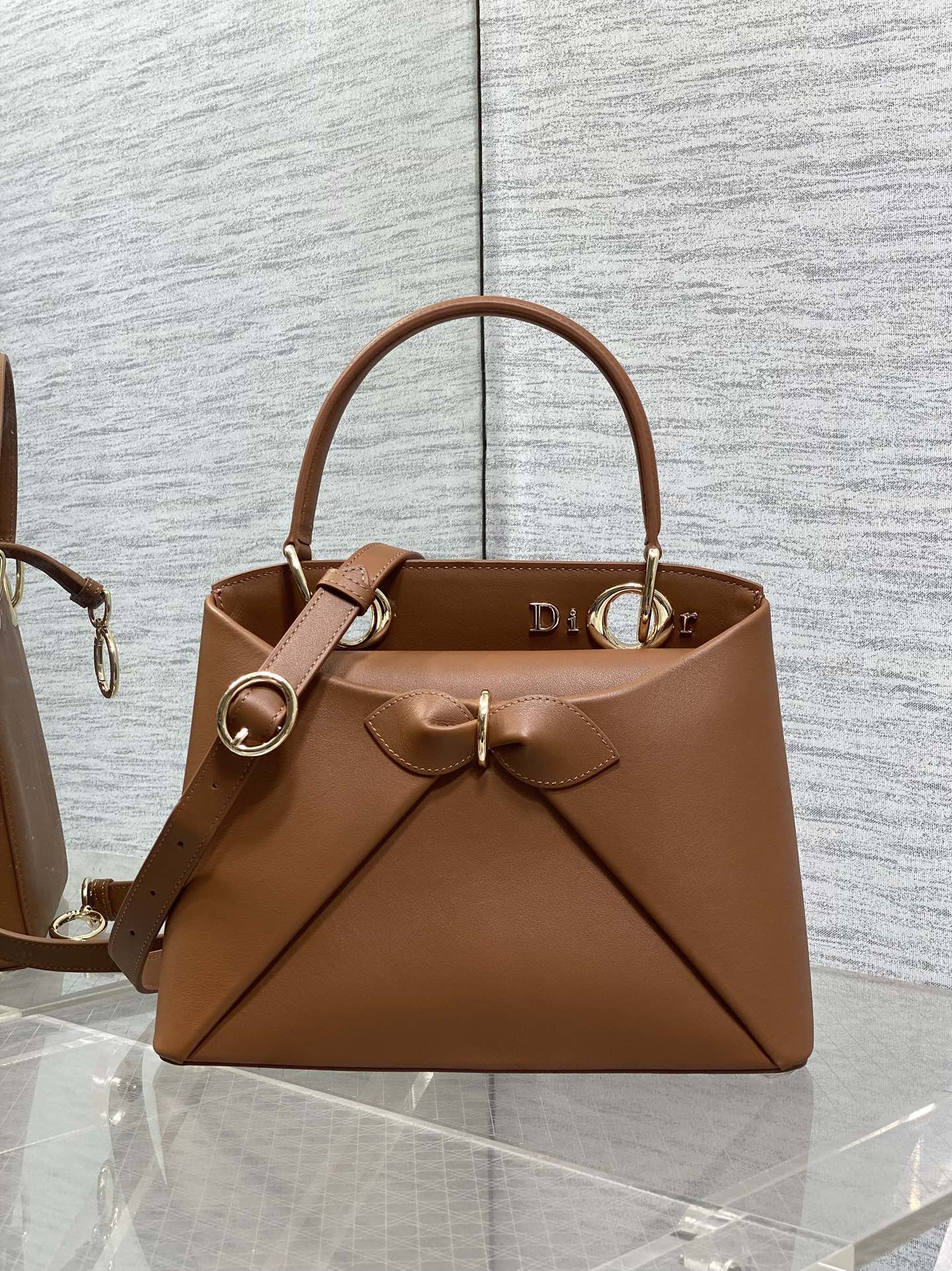 Dior Dior2026最新蝴蝶结手提包 把“蝴蝶结”焊在系列里 蝴蝶结也不再是小女生的甜腻感