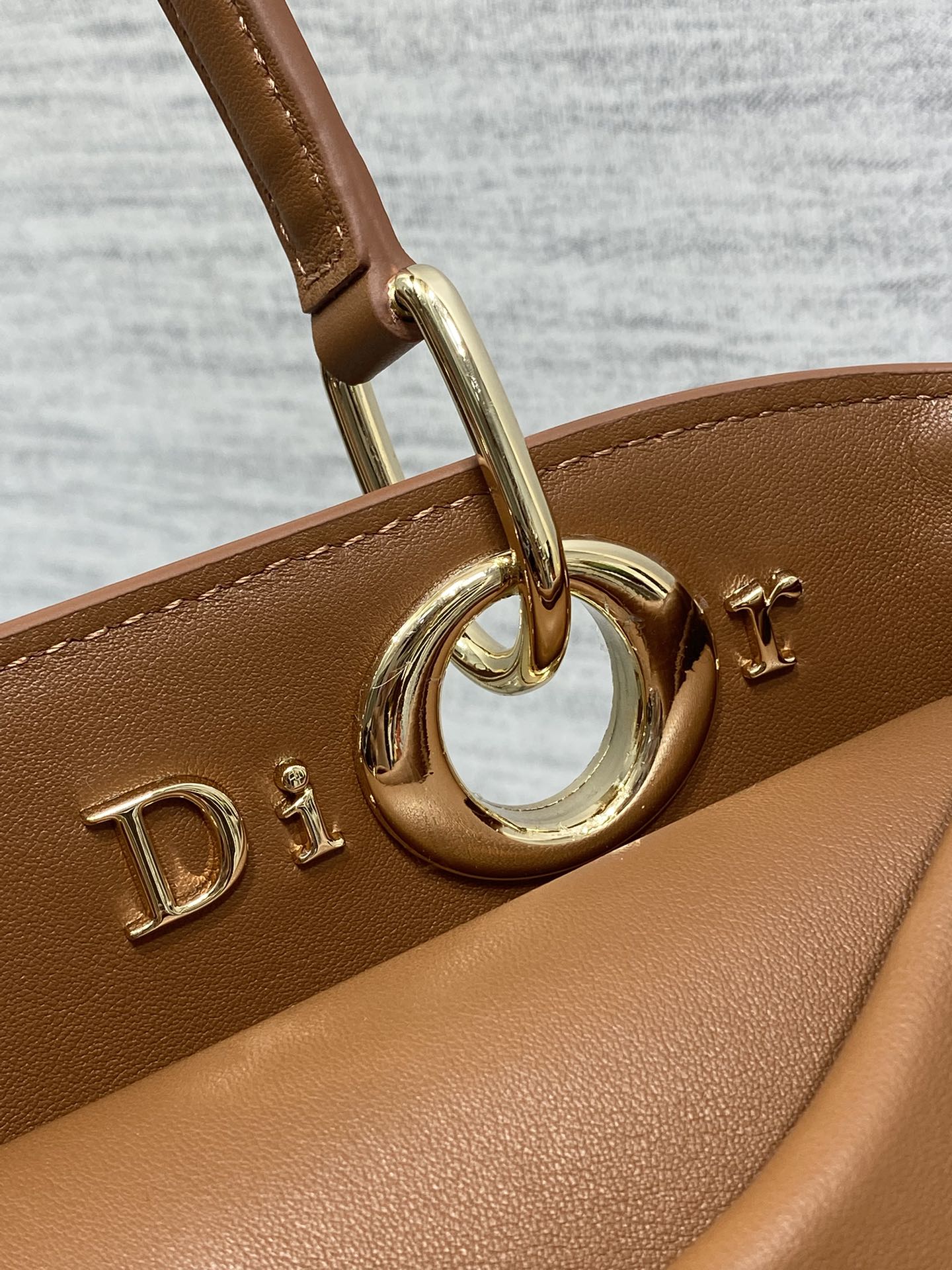 Dior Dior2026最新蝴蝶结手提包 把“蝴蝶结”焊在系列里 蝴蝶结也不再是小女生的甜腻感