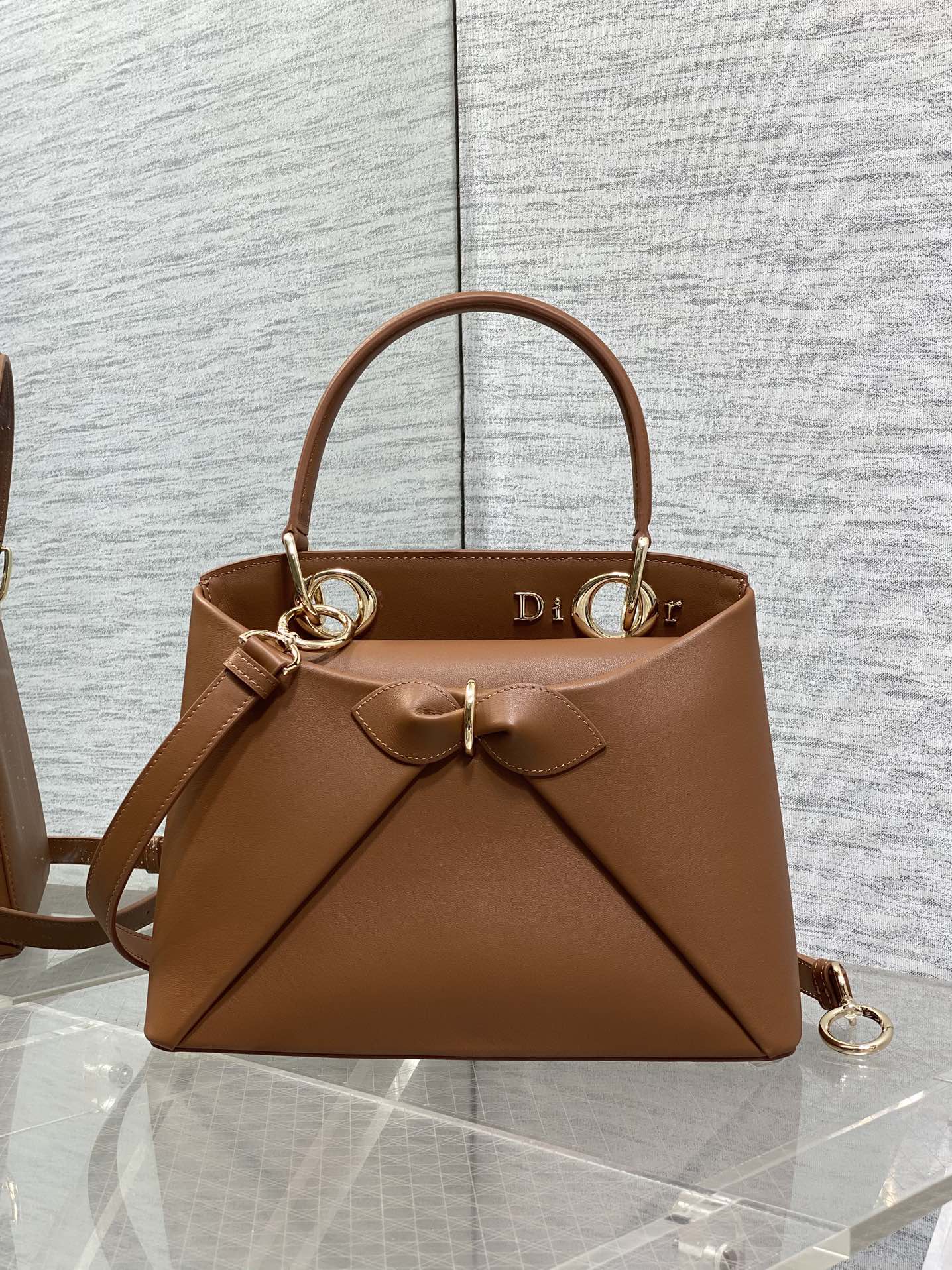 Dior Dior2026最新蝴蝶结手提包 把“蝴蝶结”焊在系列里 蝴蝶结也不再是小女生的甜腻感