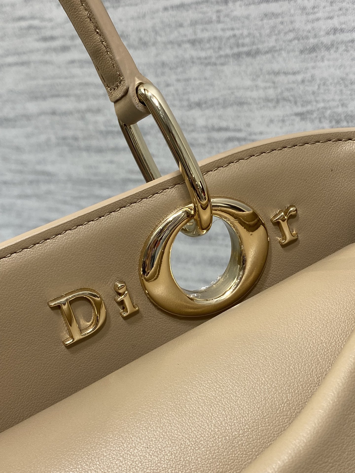 Dior Dior2026最新蝴蝶结手提包 把“蝴蝶结”焊在系列里 蝴蝶结也不再是小女生的甜腻感