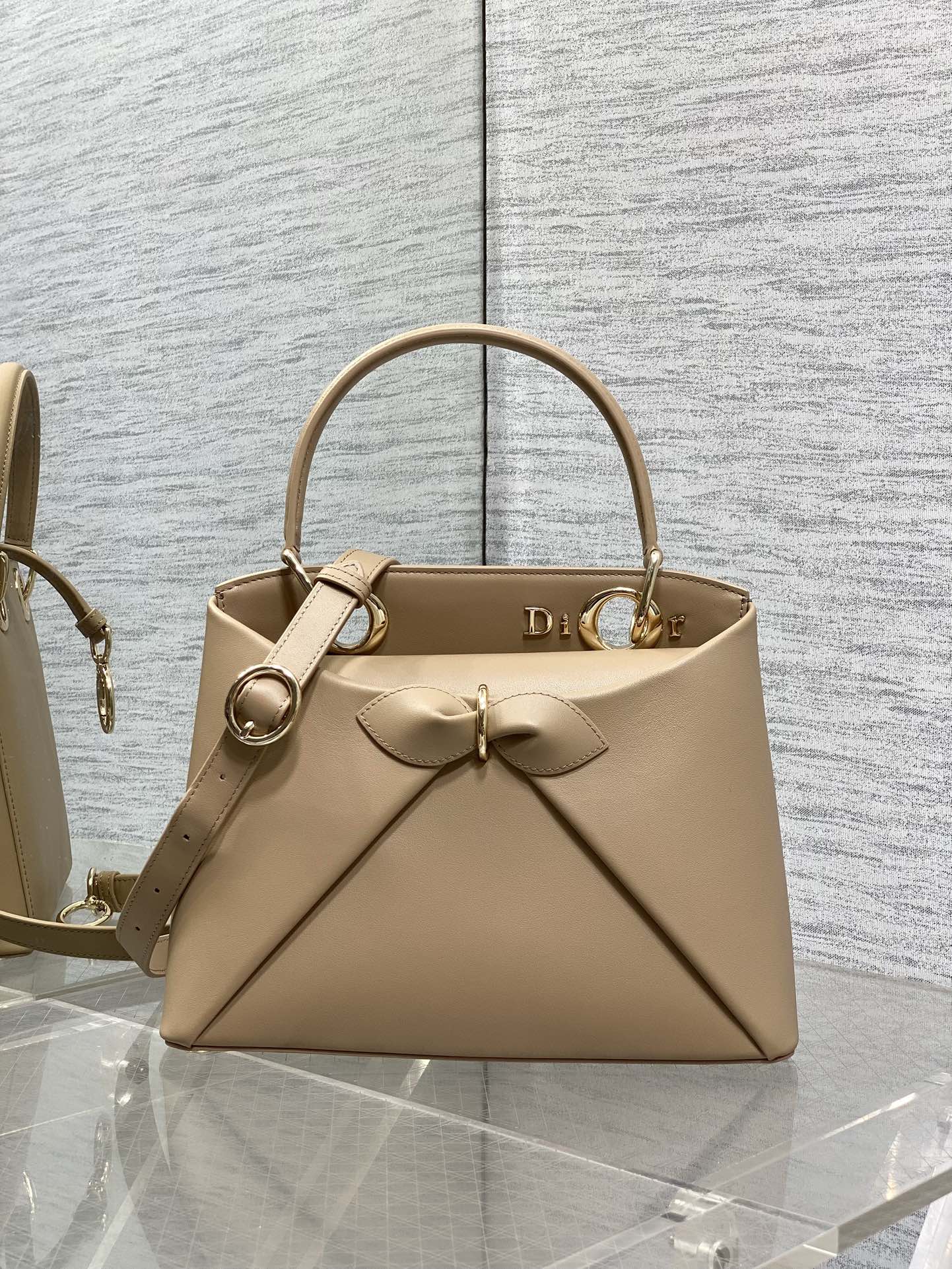 Dior Dior2026最新蝴蝶结手提包 把“蝴蝶结”焊在系列里 蝴蝶结也不再是小女生的甜腻感