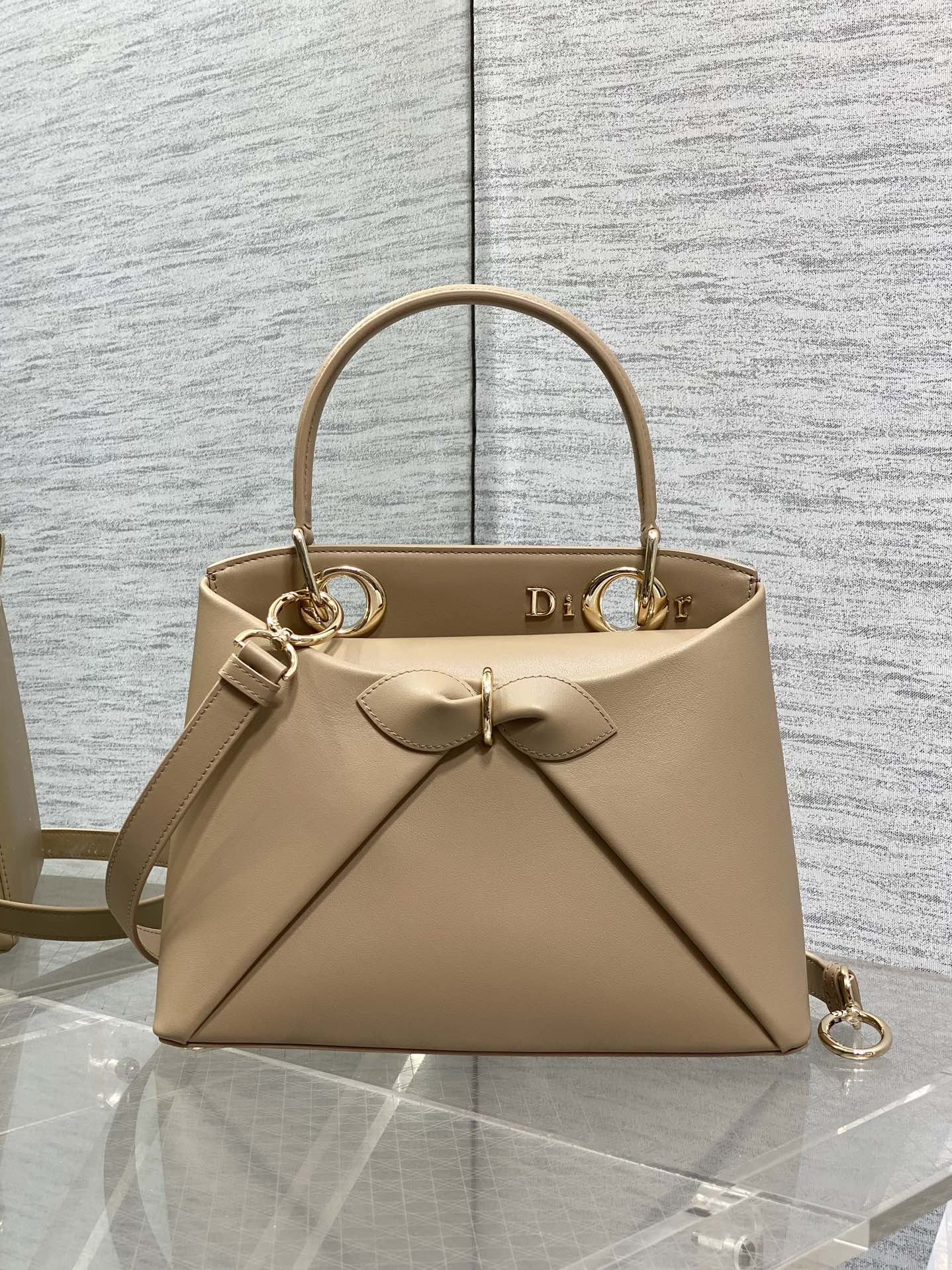 Dior Dior2026最新蝴蝶结手提包 把“蝴蝶结”焊在系列里 蝴蝶结也不再是小女生的甜腻感