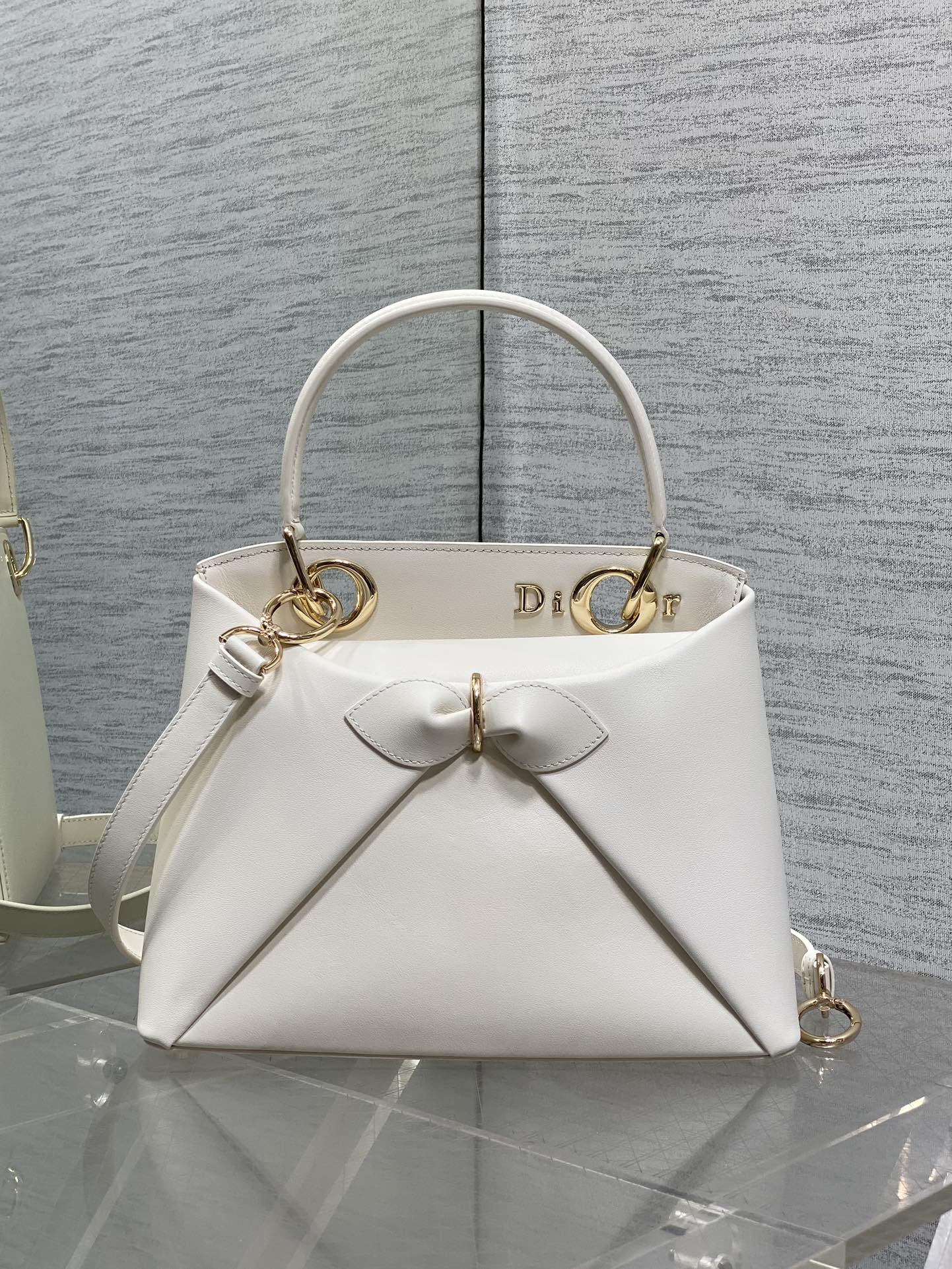Dior Dior2026最新蝴蝶结手提包 把“蝴蝶结”焊在系列里 蝴蝶结也不再是小女生的甜腻感