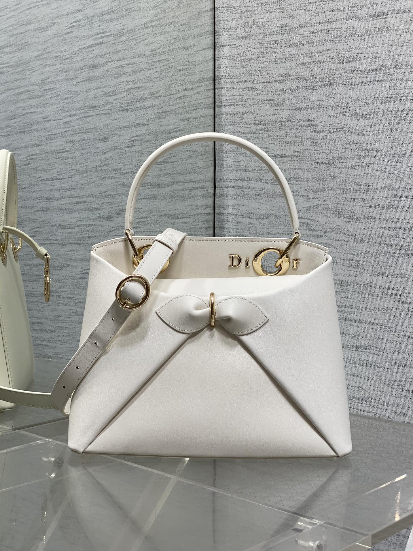 Dior Dior2026最新蝴蝶结手提包 把“蝴蝶结”焊在系列里 蝴蝶结也不再是小女生的甜腻感