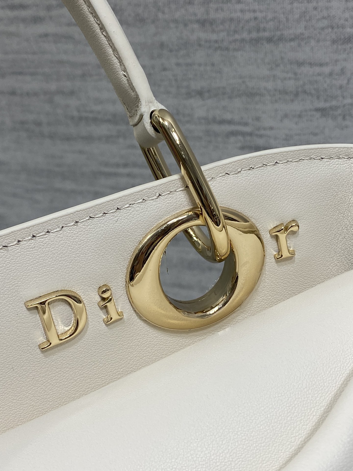 Dior Dior2026最新蝴蝶结手提包 把“蝴蝶结”焊在系列里 蝴蝶结也不再是小女生的甜腻感