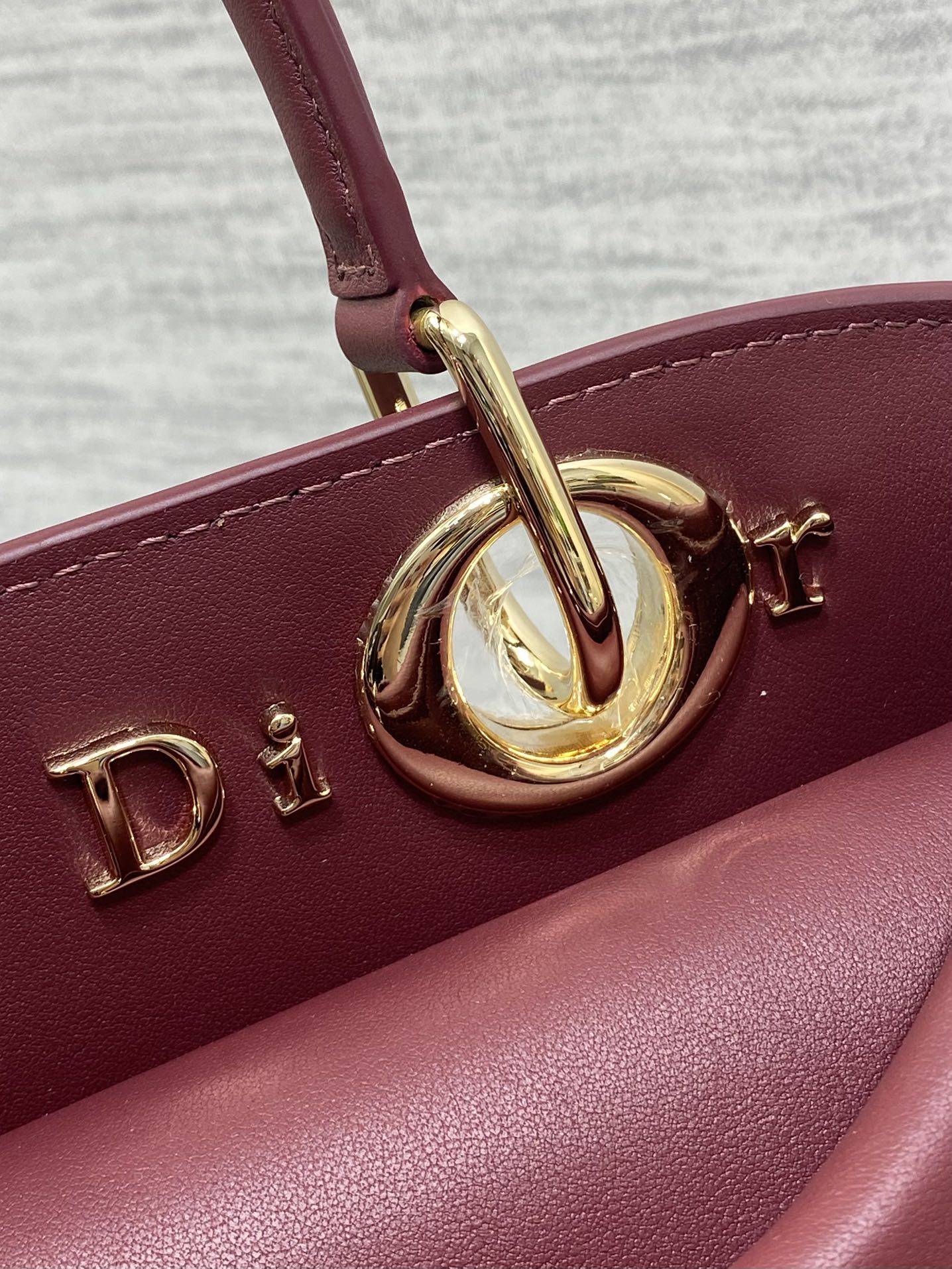 Dior Dior2026最新蝴蝶结手提包 把“蝴蝶结”焊在系列里 蝴蝶结也不再是小女生的甜腻感