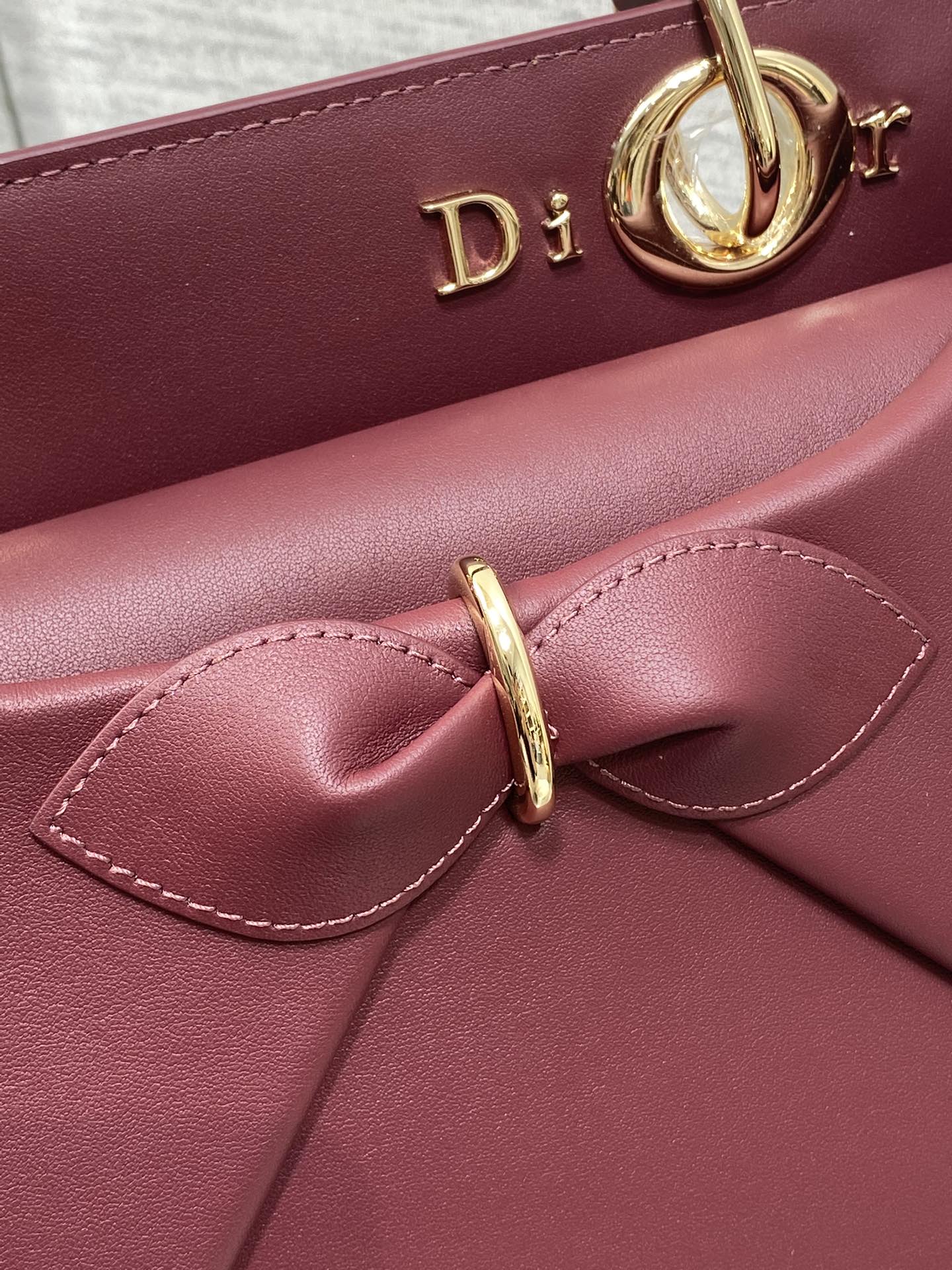 Dior Dior2026最新蝴蝶结手提包 把“蝴蝶结”焊在系列里 蝴蝶结也不再是小女生的甜腻感