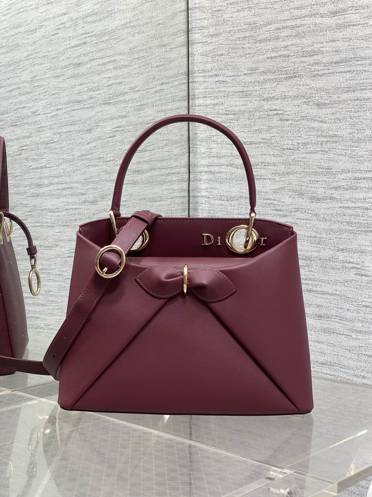 Dior Dior2026最新蝴蝶结手提包 把“蝴蝶结”焊在系列里 蝴蝶结也不再是小女生的甜腻感