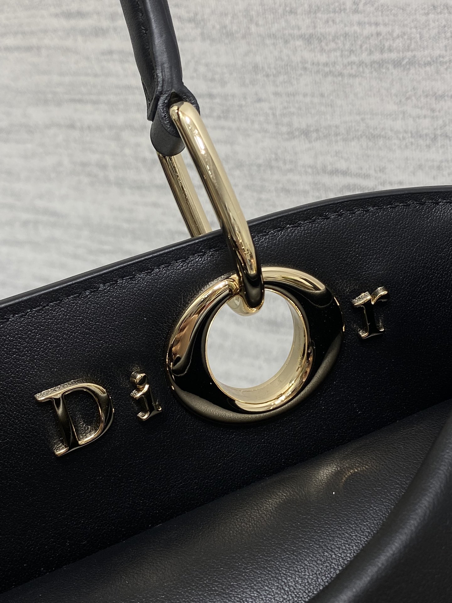 Dior Dior2026最新蝴蝶结手提包 把“蝴蝶结”焊在系列里 蝴蝶结也不再是小女生的甜腻感
