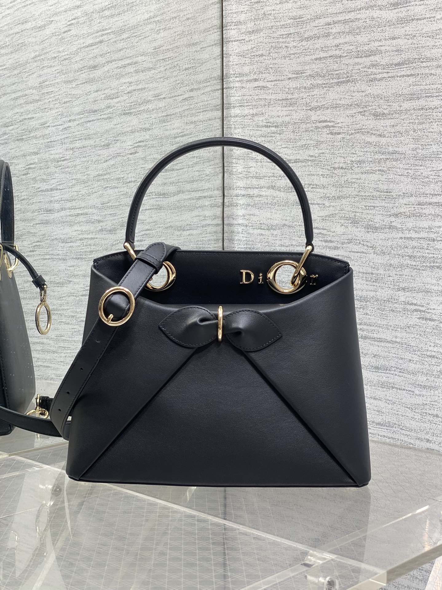 Dior Dior2026最新蝴蝶结手提包 把“蝴蝶结”焊在系列里 蝴蝶结也不再是小女生的甜腻感