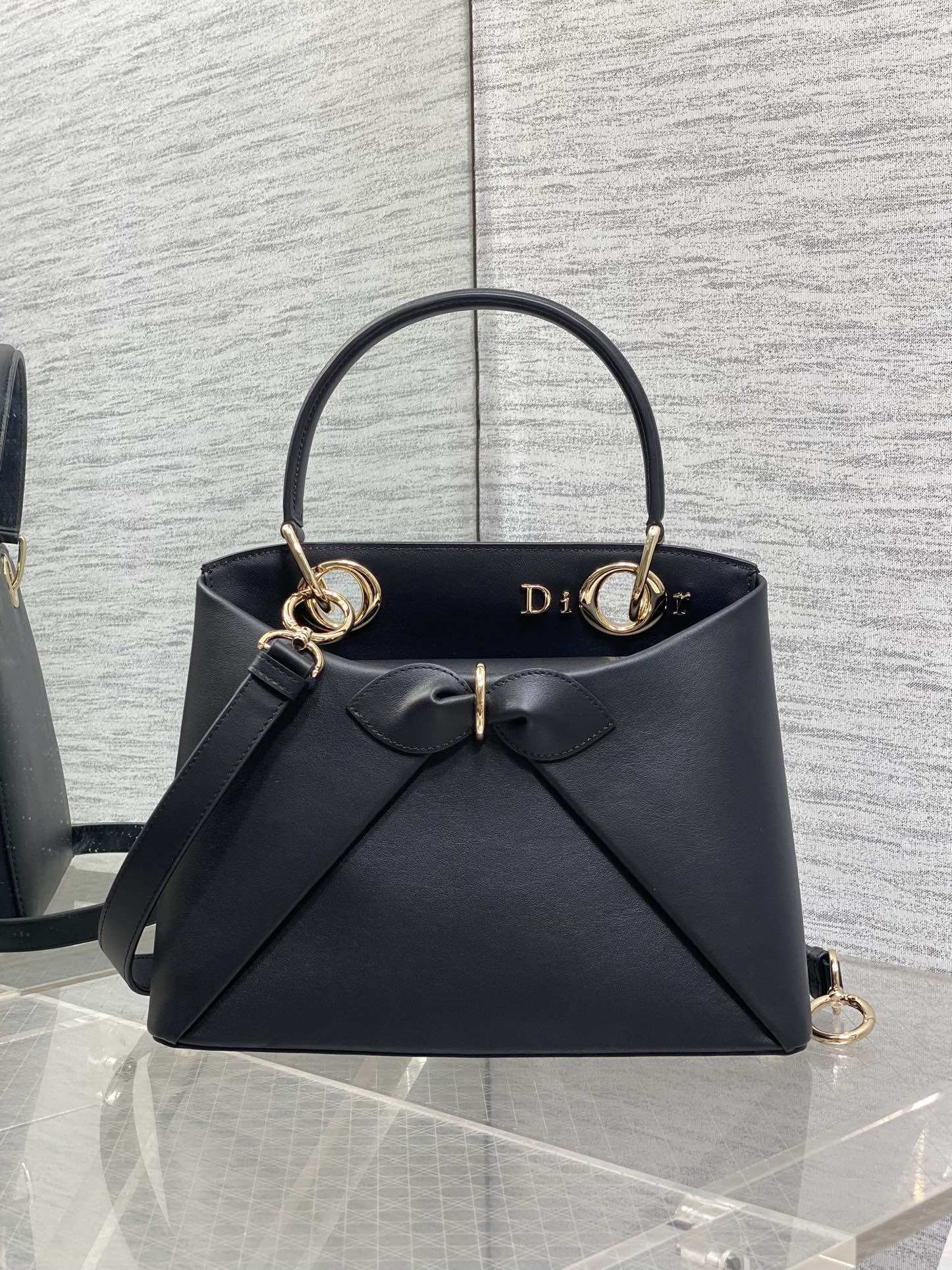 Dior Dior2026最新蝴蝶结手提包 把“蝴蝶结”焊在系列里 蝴蝶结也不再是小女生的甜腻感