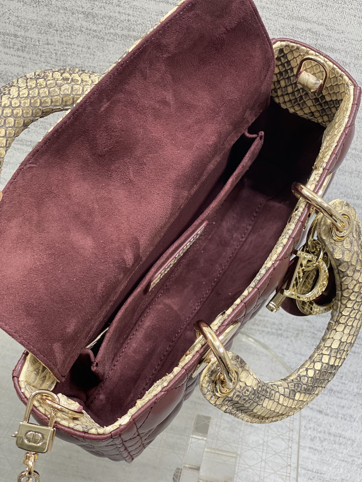 现货‼️Lady横版戴妃珍稀蛇皮配小羊皮闪亮登场，高雅又不失个性，非它莫属👏🏼，科普一下每条蛇皮的纹路都