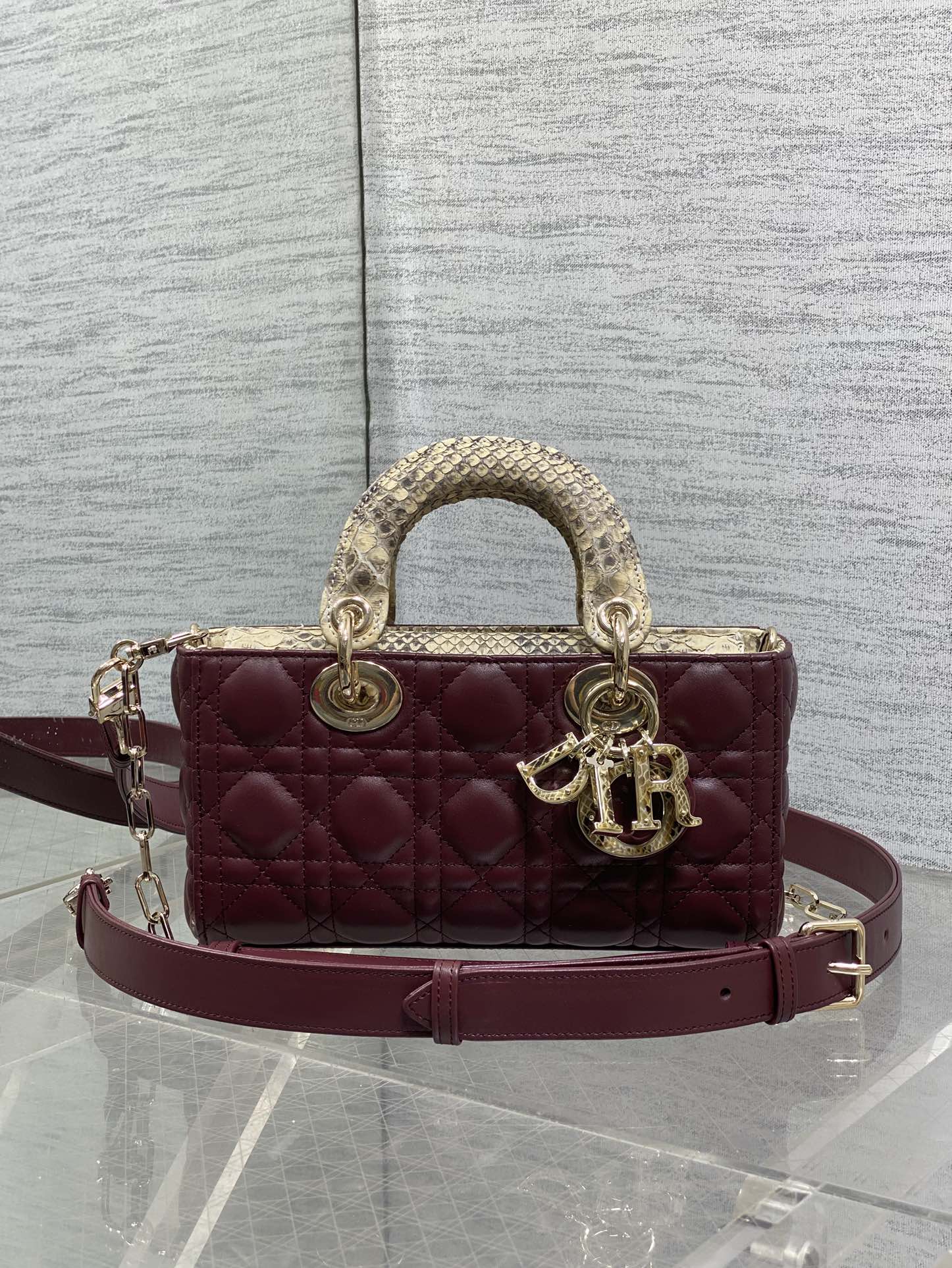 NO:717654,In stock Lady's horizontal version of Princess Diana's rare snakeskin with lambskin is now available. It is elegant and individual. It has to be this one. Let's do some science. Each snakeskin pattern is unique, so the pattern of each bag will be different. This is the characteristic of real snakeskin. Everyone should look for it. Size: 22cm, Princess Diana snakeskin, sheepskin, snakeskin, Hermes,19860909现货 Lady横版戴妃珍稀蛇皮配小羊皮闪亮登场,高雅又不失个性,非它莫属,科普一下每条蛇皮的纹路都是独一无二的,所以每个包的纹路都会有所不同,这是真蛇皮的特点,大家要认准哦 Size:22cm,戴妃蛇皮,sheepskin,snakeskin,Hermes,,Bag