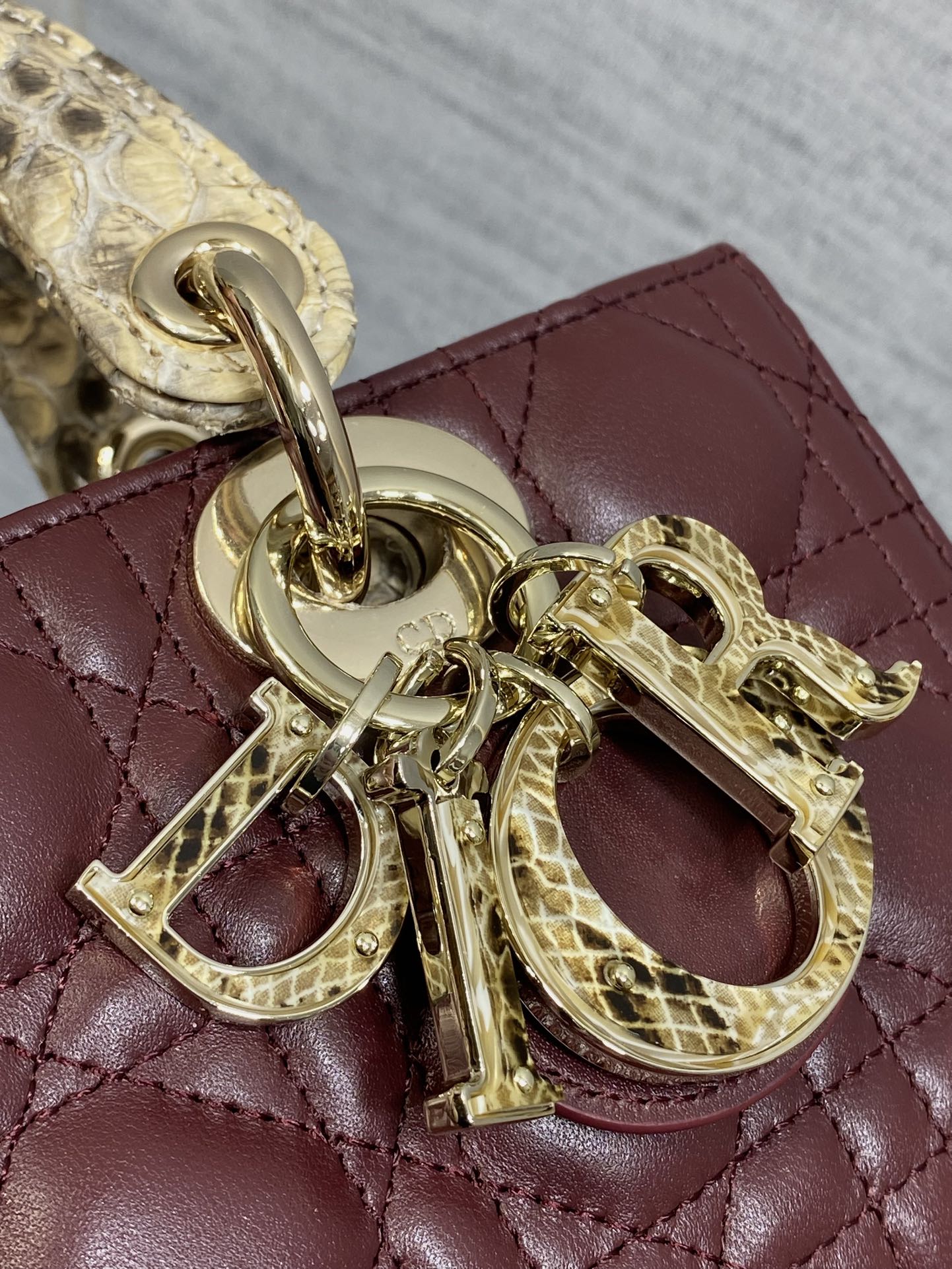 现货‼️Lady横版戴妃珍稀蛇皮配小羊皮闪亮登场，高雅又不失个性，非它莫属👏🏼，科普一下每条蛇皮的纹路都