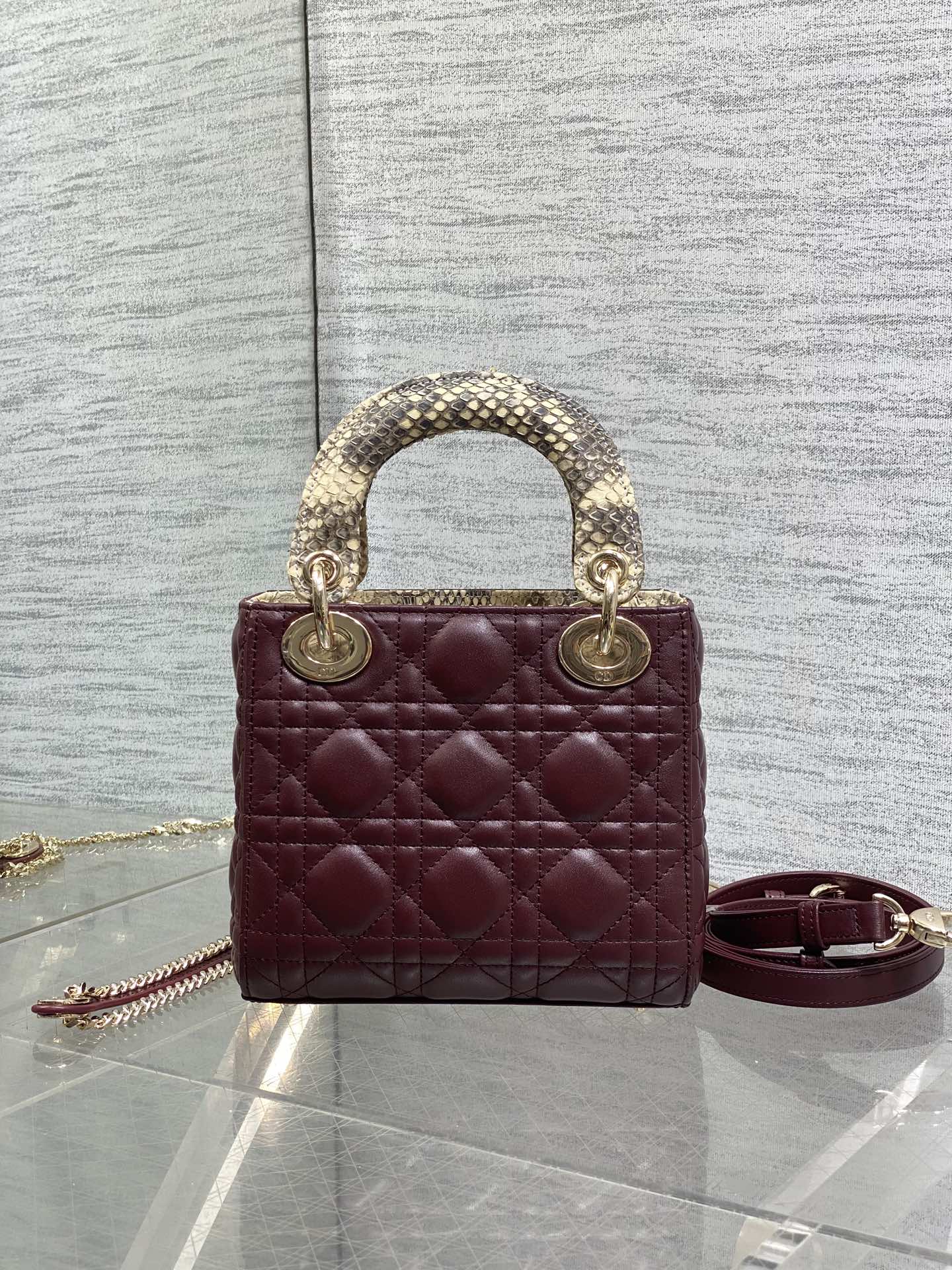 现货‼️Lady戴妃三格珍稀蛇皮配小羊皮闪亮登场，高雅又不失个性，非它莫属👏🏼，科普一下每条蛇皮的纹路都