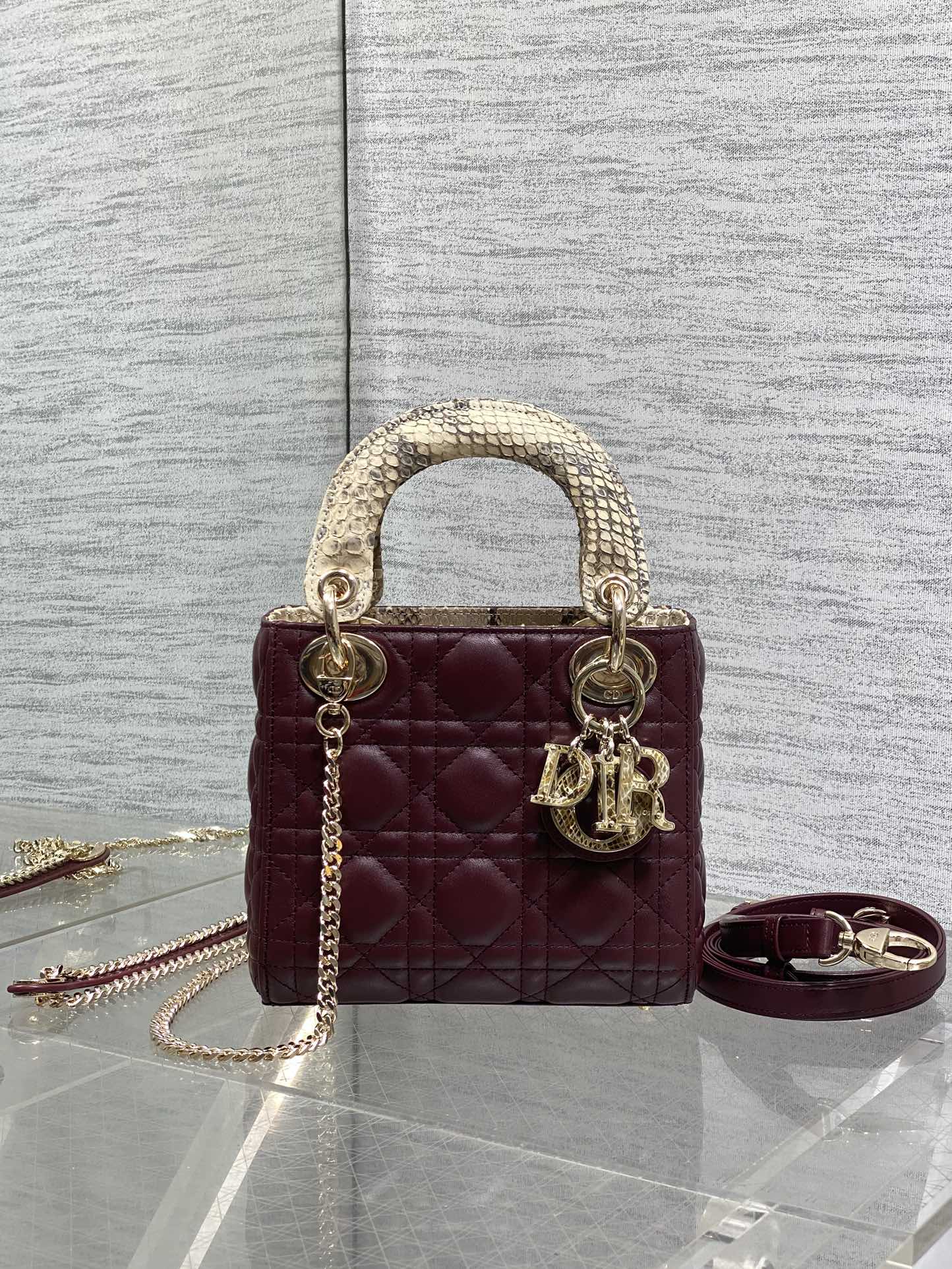 NO:717657,In stock, Lady Diana's three-frame rare snakeskin with lambskin is now available. It is elegant and individual. It has to be this one. Let's do some science. Each snakeskin pattern is unique, so the pattern of each bag will be different. This is the characteristic of real snakeskin. Everyone should look for it. Size: 17cm, Princess Diana snakeskin, sheepskin, snakeskin, Hermes,19860909现货 Lady戴妃三格珍稀蛇皮配小羊皮闪亮登场,高雅又不失个性,非它莫属,科普一下每条蛇皮的纹路都是独一无二的,所以每个包的纹路都会有所不同,这是真蛇皮的特点,大家要认准哦 Size:17cm,戴妃蛇皮,sheepskin,snakeskin,Hermes,,Bag
