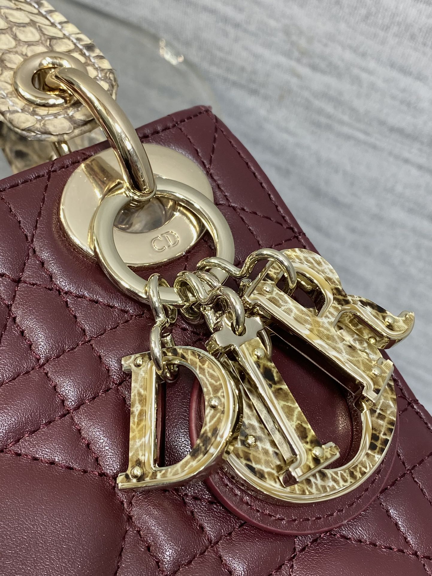 现货‼️Lady戴妃三格珍稀蛇皮配小羊皮闪亮登场，高雅又不失个性，非它莫属👏🏼，科普一下每条蛇皮的纹路都