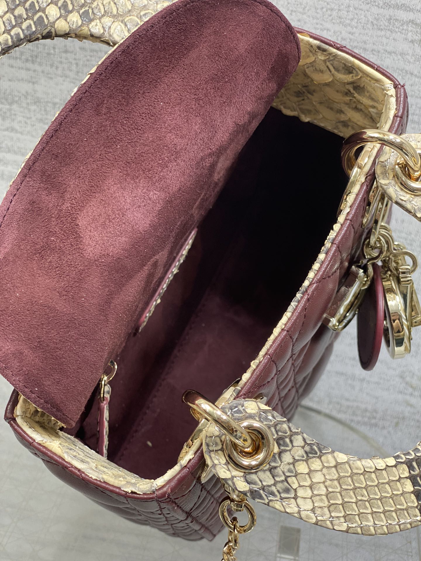 现货‼️Lady戴妃三格珍稀蛇皮配小羊皮闪亮登场，高雅又不失个性，非它莫属👏🏼，科普一下每条蛇皮的纹路都