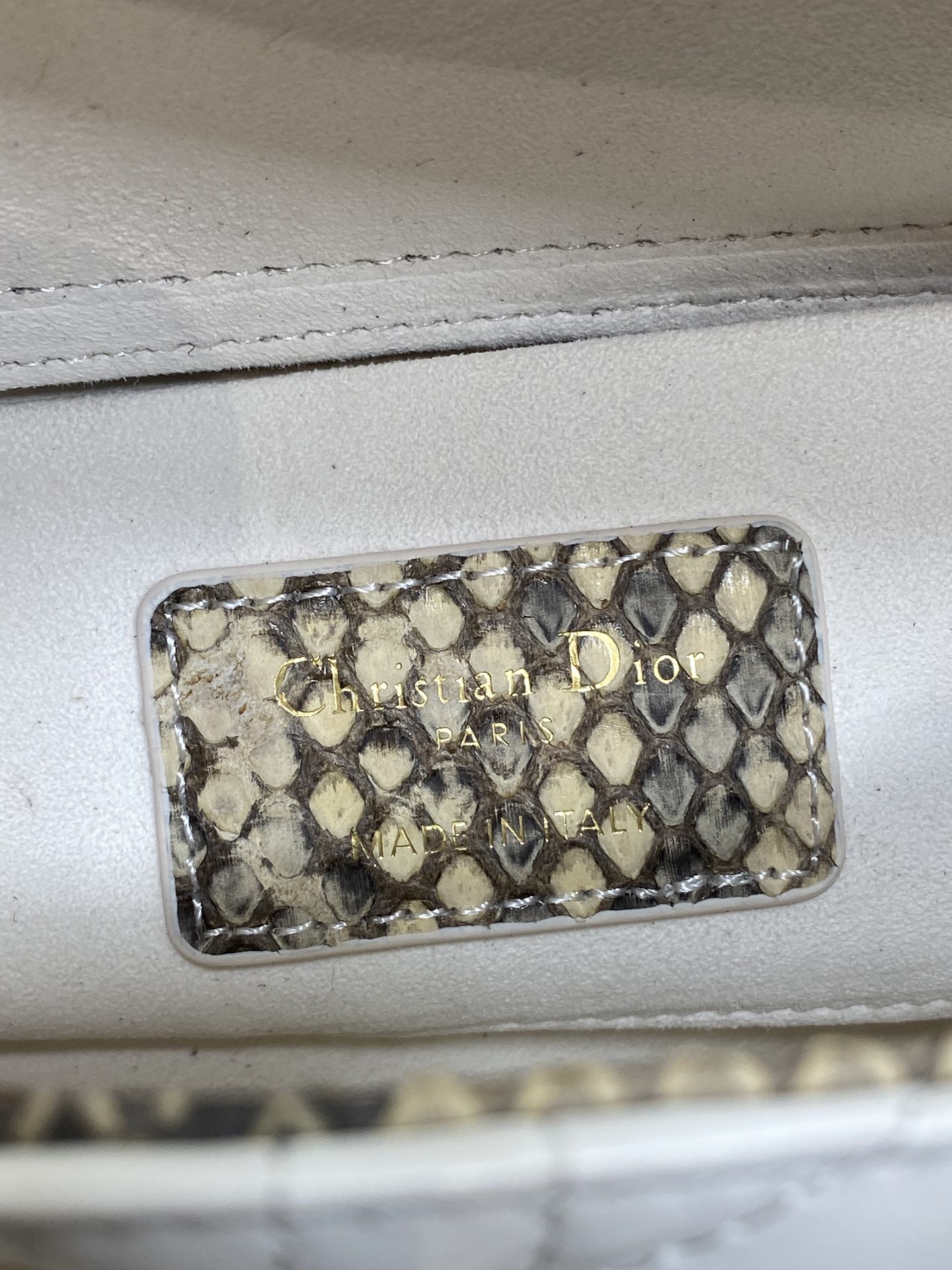 现货‼️Lady横版戴妃珍稀蛇皮配小羊皮闪亮登场，高雅又不失个性，非它莫属👏🏼，科普一下每条蛇皮的纹路都