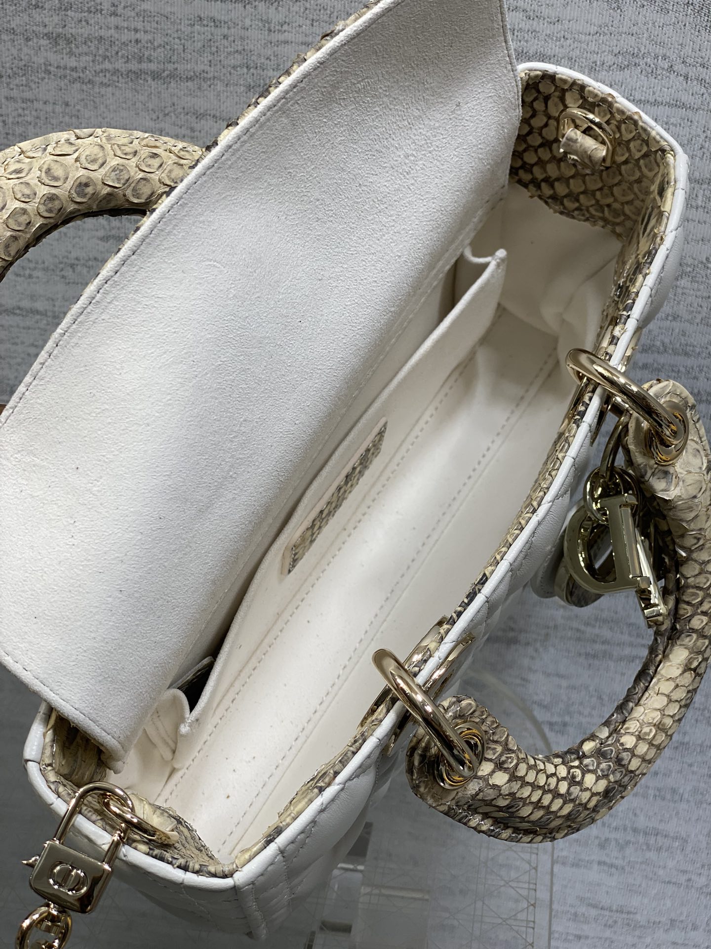 现货‼️Lady横版戴妃珍稀蛇皮配小羊皮闪亮登场，高雅又不失个性，非它莫属👏🏼，科普一下每条蛇皮的纹路都