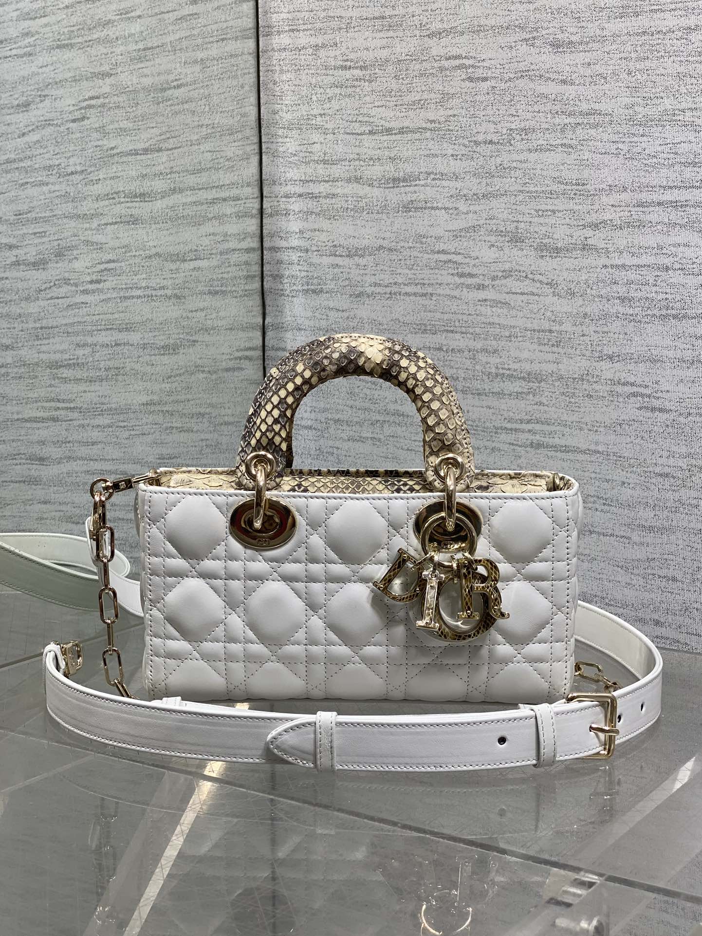 NO:717660,In stock Lady's horizontal version of Princess Diana's rare snakeskin with lambskin is now available. It is elegant and individual. It has to be this one. Let's do some science. Each snakeskin pattern is unique, so the pattern of each bag will be different. This is the characteristic of real snakeskin. Everyone should look for it. Size: 22cm, Princess Diana snakeskin, sheepskin, snakeskin, Hermes,19860909现货 Lady横版戴妃珍稀蛇皮配小羊皮闪亮登场,高雅又不失个性,非它莫属,科普一下每条蛇皮的纹路都是独一无二的,所以每个包的纹路都会有所不同,这是真蛇皮的特点,大家要认准哦 Size:22cm,戴妃蛇皮,sheepskin,snakeskin,Hermes,,Bag