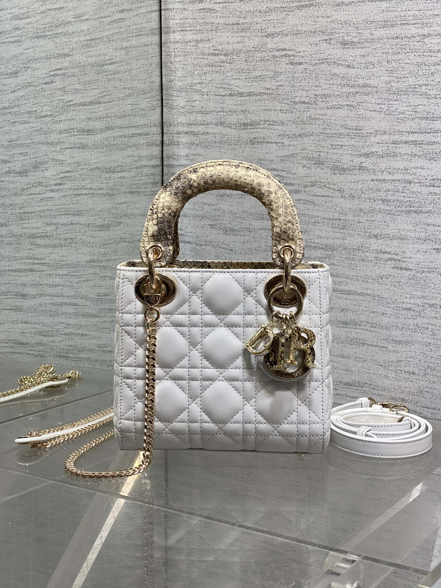 NO:717663,In stock, Lady Diana's three-frame rare snakeskin with lambskin is now available. It is elegant and individual. It has to be this one. Let's do some science. Each snakeskin pattern is unique, so the pattern of each bag will be different. This is the characteristic of real snakeskin. Everyone should look for it. Size: 17cm, Princess Diana snakeskin, sheepskin, snakeskin, Hermes,19860909现货 Lady戴妃三格珍稀蛇皮配小羊皮闪亮登场,高雅又不失个性,非它莫属,科普一下每条蛇皮的纹路都是独一无二的,所以每个包的纹路都会有所不同,这是真蛇皮的特点,大家要认准哦 Size:17cm,戴妃蛇皮,sheepskin,snakeskin,Hermes,,Bag