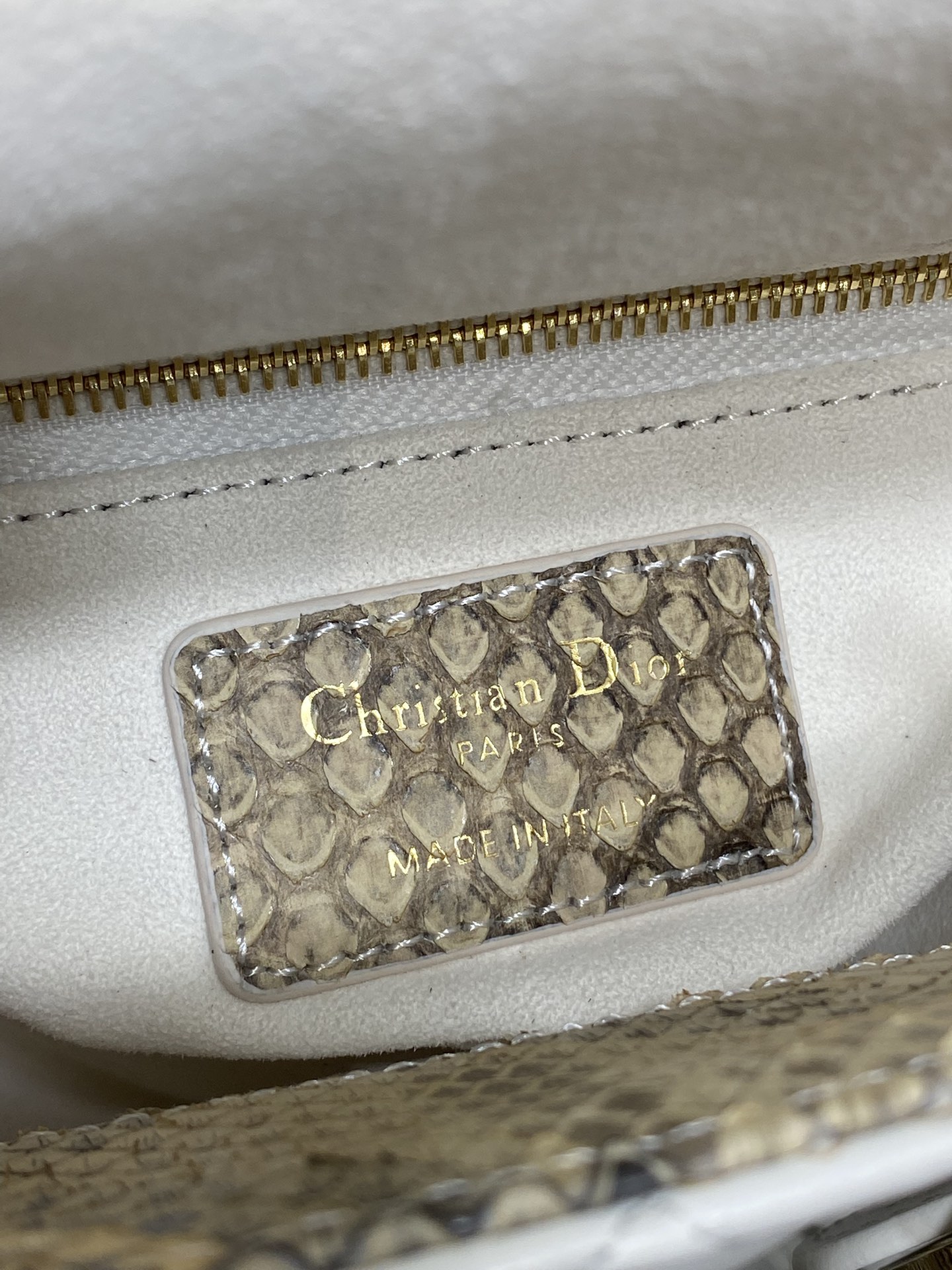 现货‼️Lady戴妃三格珍稀蛇皮配小羊皮闪亮登场，高雅又不失个性，非它莫属👏🏼，科普一下每条蛇皮的纹路都