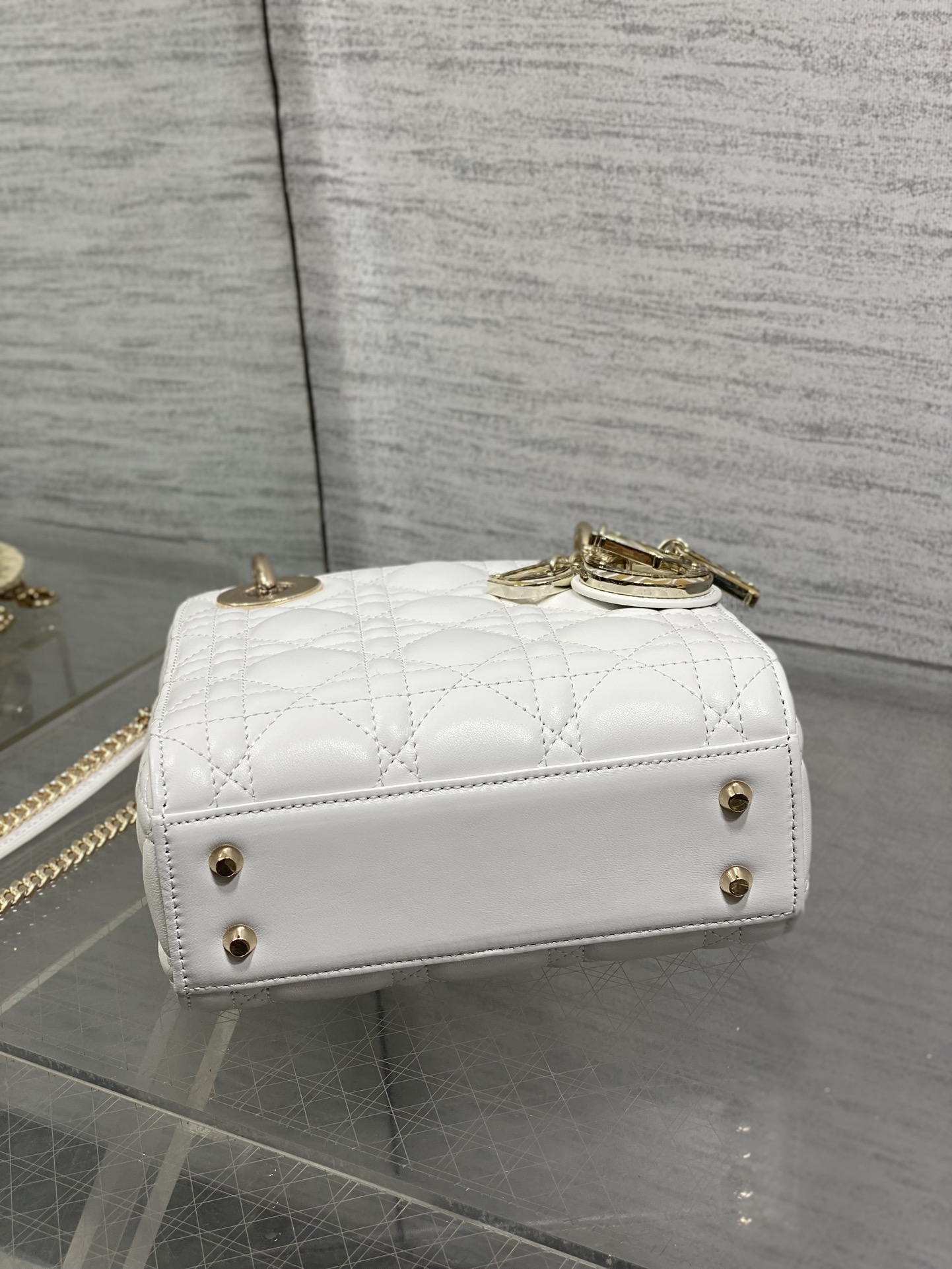 现货‼️Lady戴妃三格珍稀蛇皮配小羊皮闪亮登场，高雅又不失个性，非它莫属👏🏼，科普一下每条蛇皮的纹路都