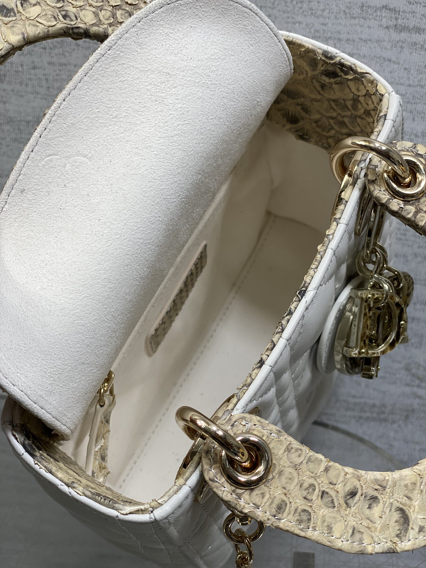 现货‼️Lady戴妃三格珍稀蛇皮配小羊皮闪亮登场，高雅又不失个性，非它莫属👏🏼，科普一下每条蛇皮的纹路都