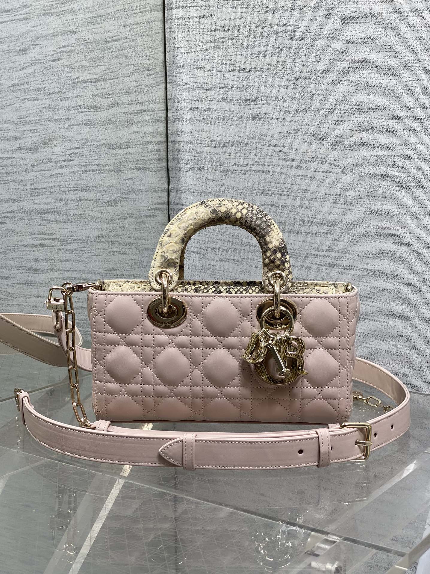 NO:717666,In stock Lady's horizontal version of Princess Diana's rare snakeskin with lambskin is now available. It is elegant and individual. It has to be this one. Let's do some science. Each snakeskin pattern is unique, so the pattern of each bag will be different. This is the characteristic of real snakeskin. Everyone should look for it. Size: 22cm, Princess Diana snakeskin, sheepskin, snakeskin, Hermes,19860909现货 Lady横版戴妃珍稀蛇皮配小羊皮闪亮登场,高雅又不失个性,非它莫属,科普一下每条蛇皮的纹路都是独一无二的,所以每个包的纹路都会有所不同,这是真蛇皮的特点,大家要认准哦 Size:22cm,戴妃蛇皮,sheepskin,snakeskin,Hermes,,Bag