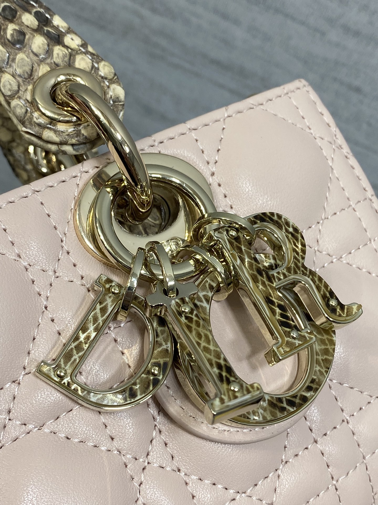 现货‼️Lady横版戴妃珍稀蛇皮配小羊皮闪亮登场，高雅又不失个性，非它莫属👏🏼，科普一下每条蛇皮的纹路都